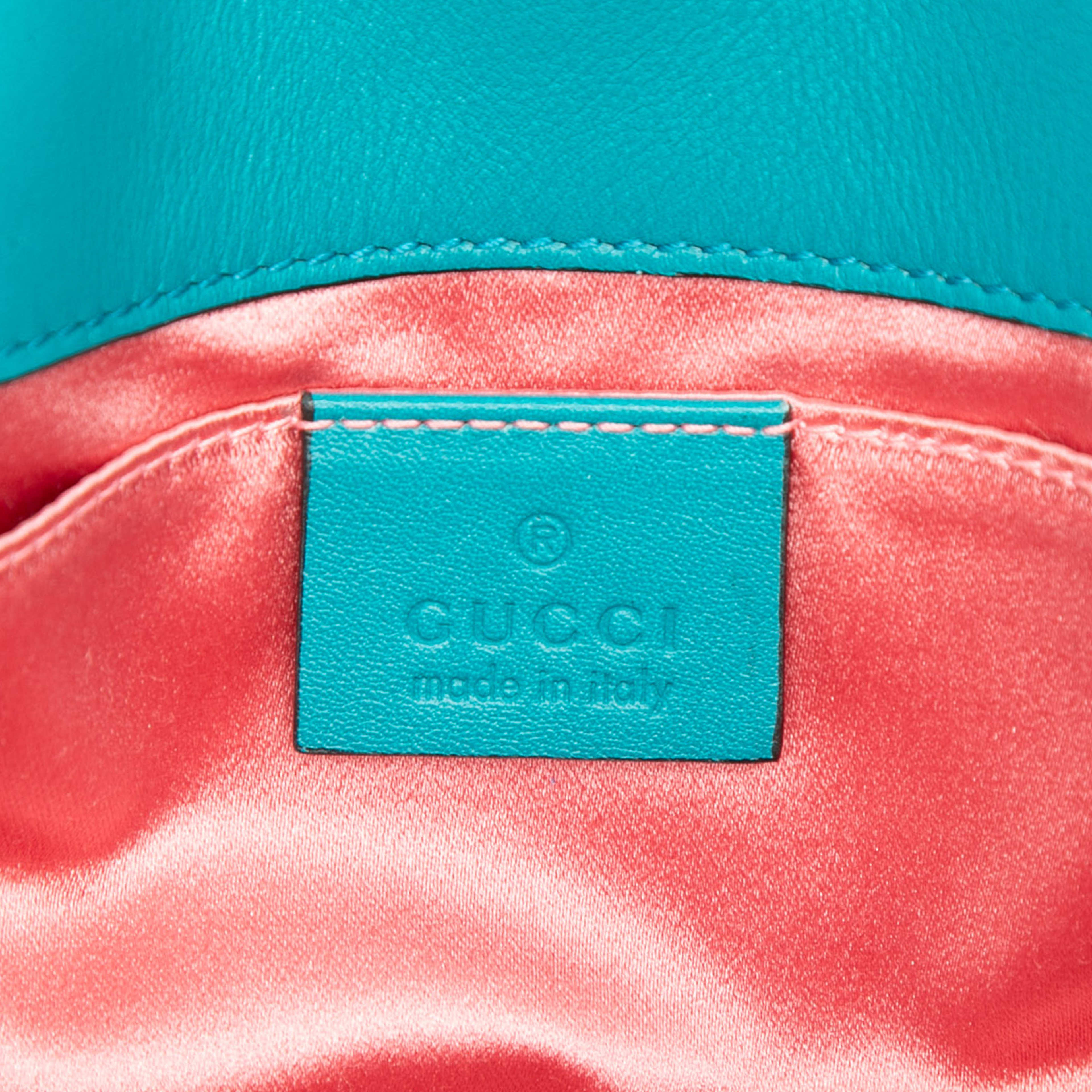 Gucci Small Gg Marmont Matelasse Velvet Shoulder Bag, från Luxclusif, i färgen blå. Klicka för att öppna bilden i stort format