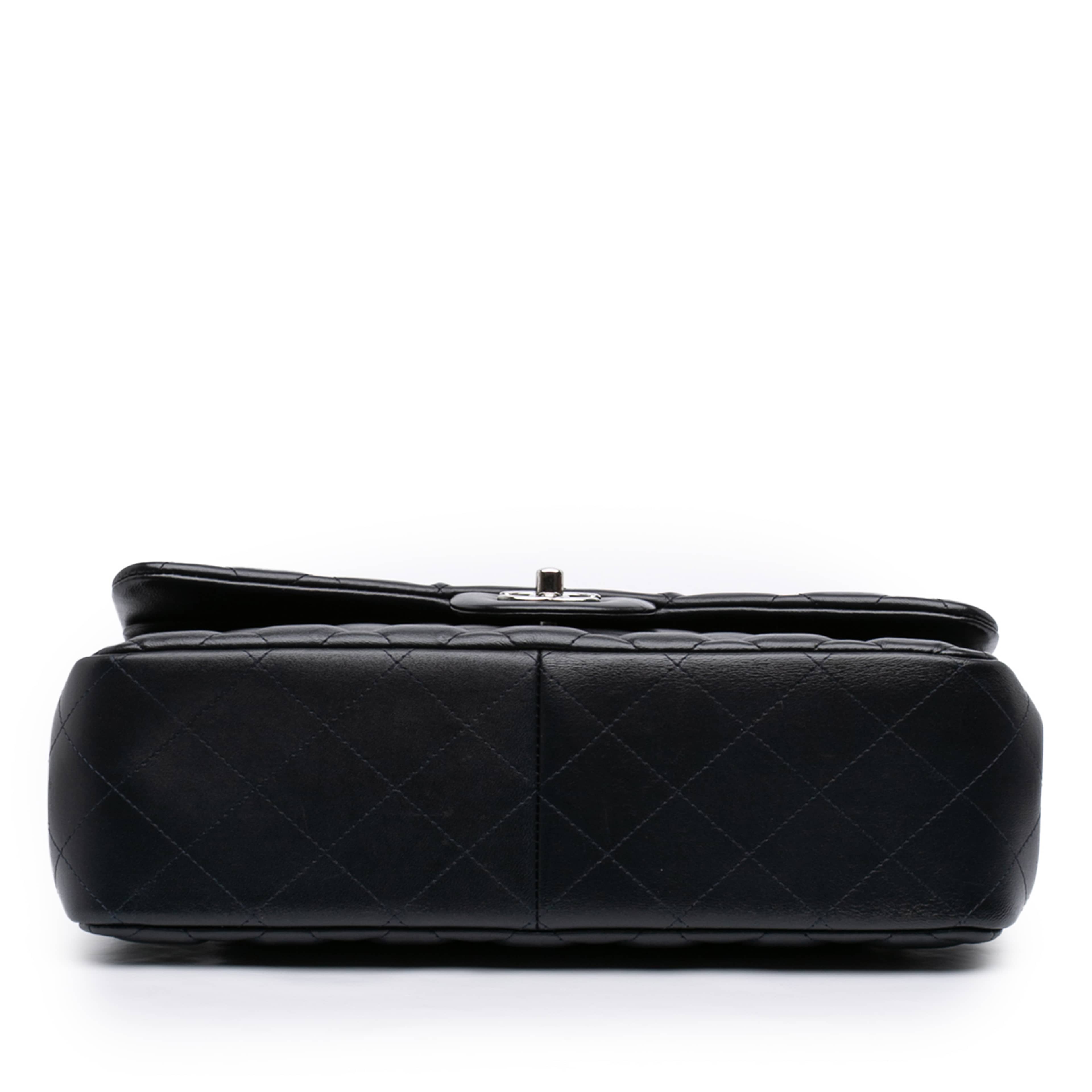 Chanel Jumbo Classic Lambskin Double Flap, från Luxclusif, i färgen black. Klicka för att öppna bilden i stort format