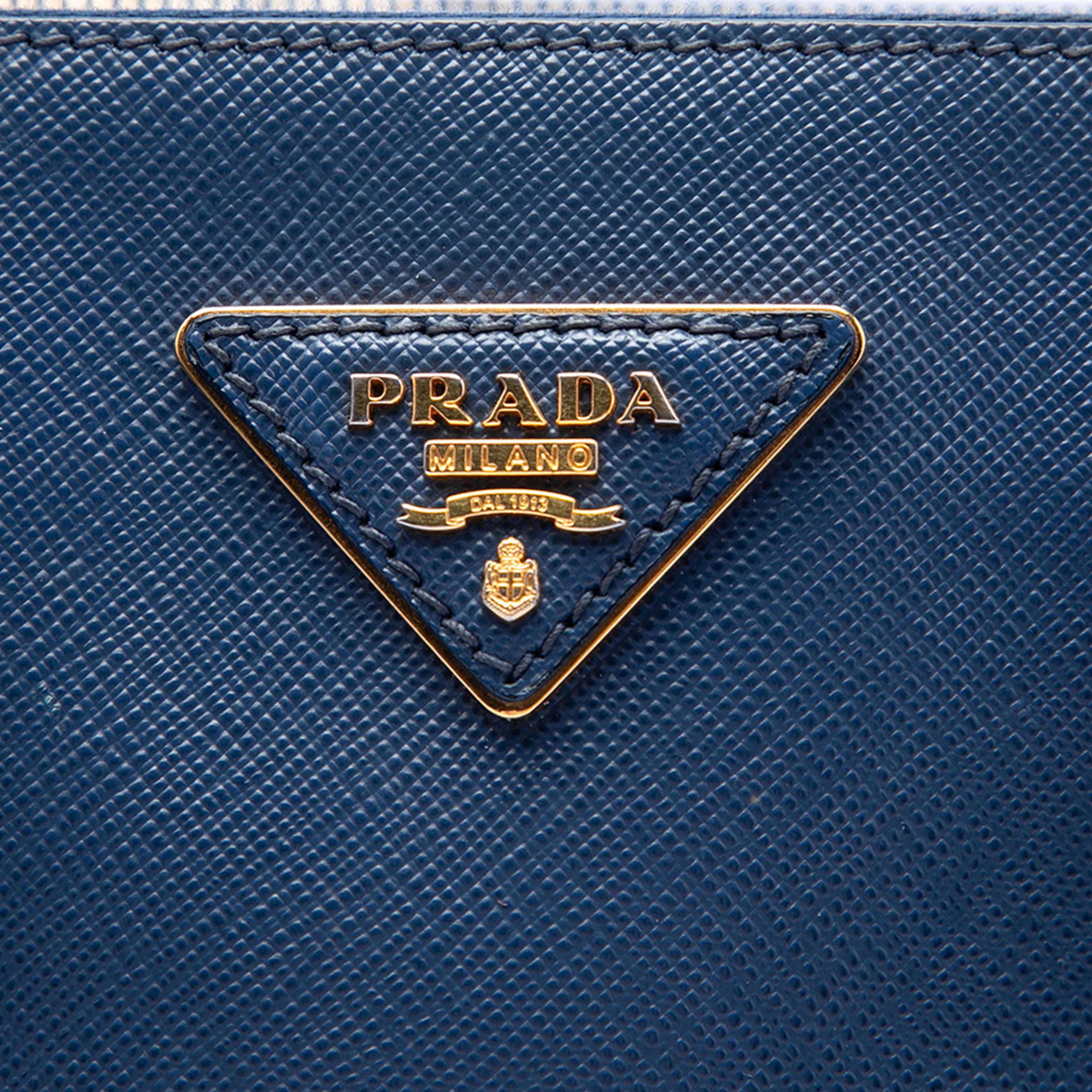Prada Large Saffiano Lux Galleria Double Zip Tote, från Luxclusif, i färgen blå. Klicka för att öppna bilden i stort format