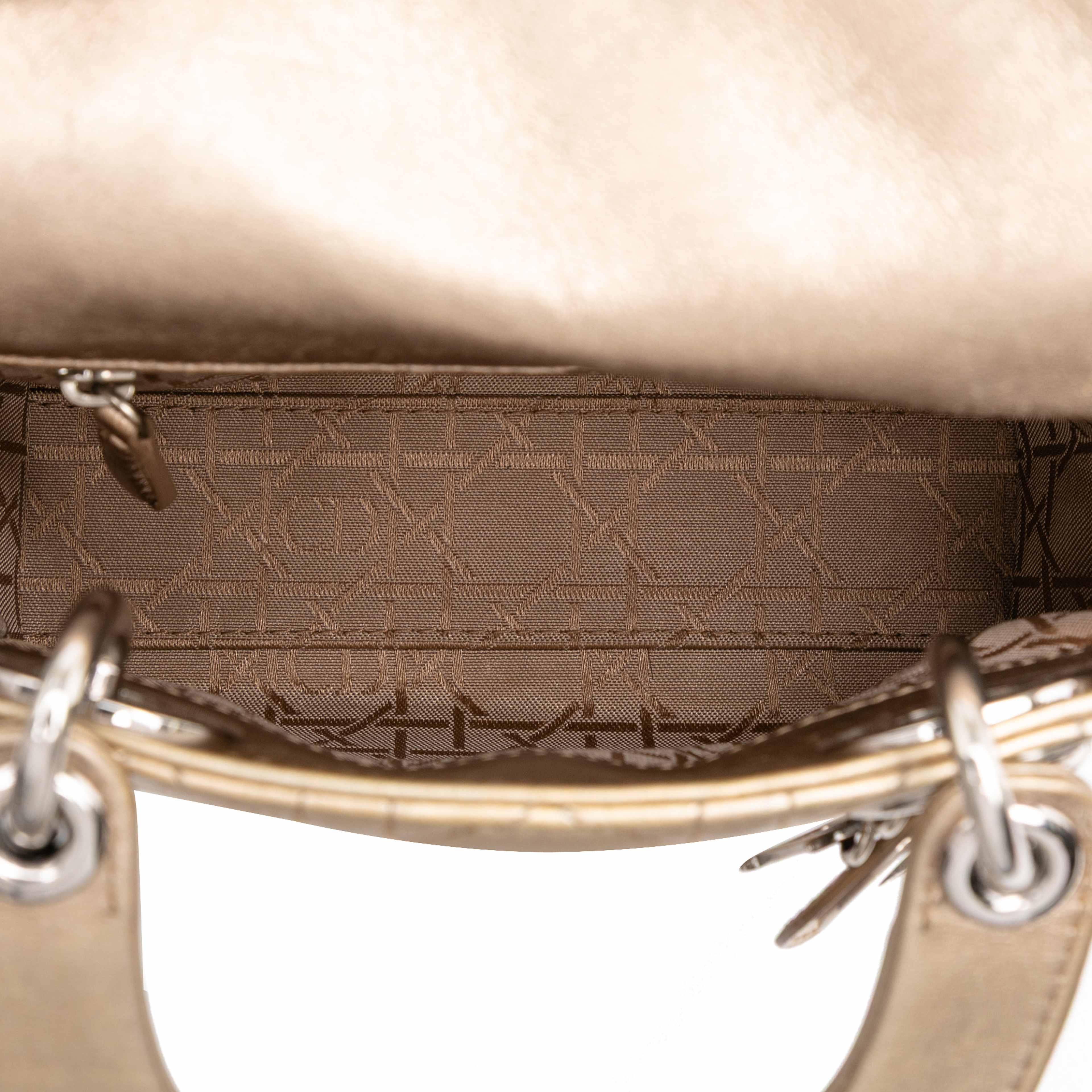 Dior Mini Metallic Lambskin Cannage Lady Dior, från Luxclusif, i färgen light gold. Klicka för att öppna bilden i stort format