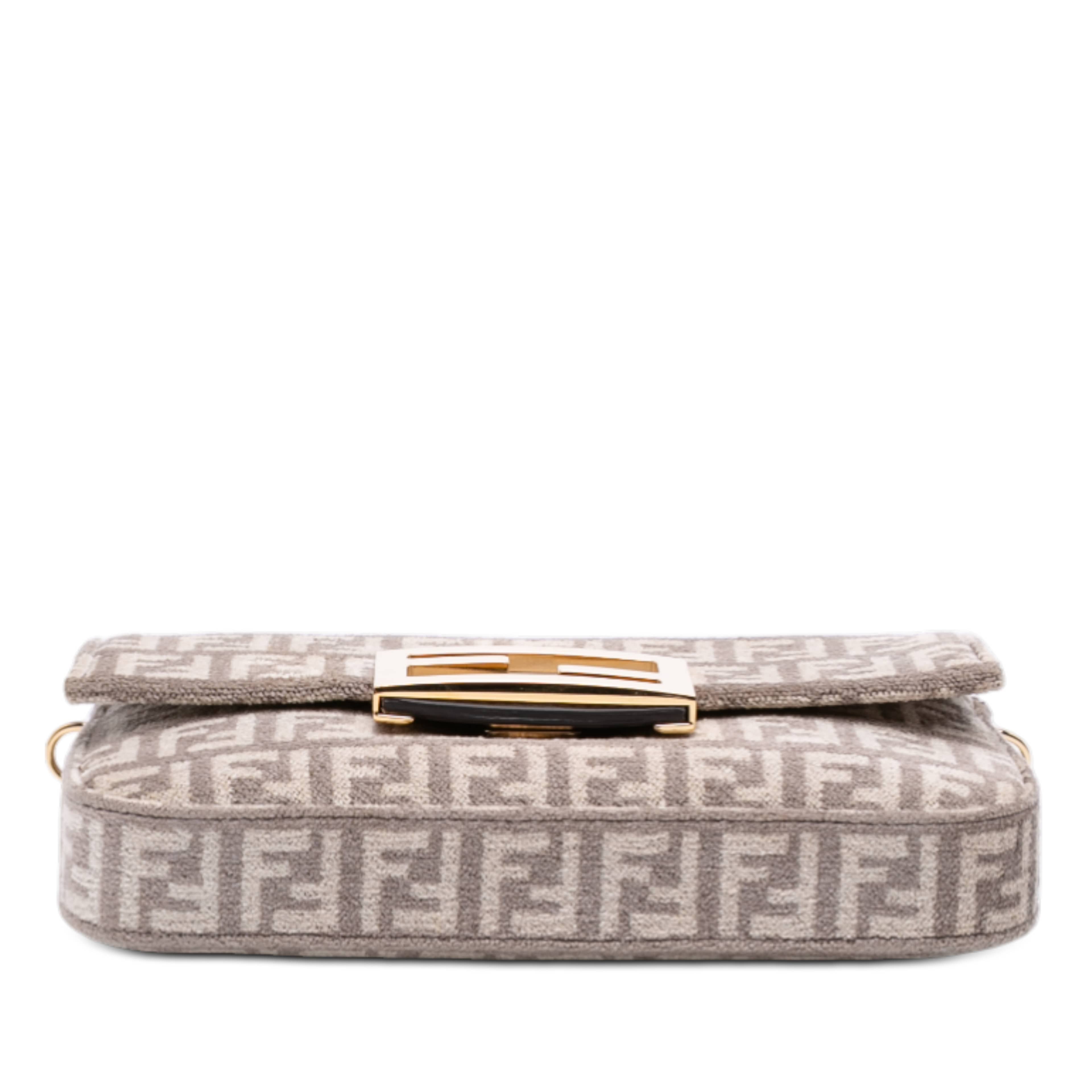 Fendi Zucchino Velvet Baguette Phone Pouch Satchel, från Luxclusif, i färgen taupe. Klicka för att öppna bilden i stort format