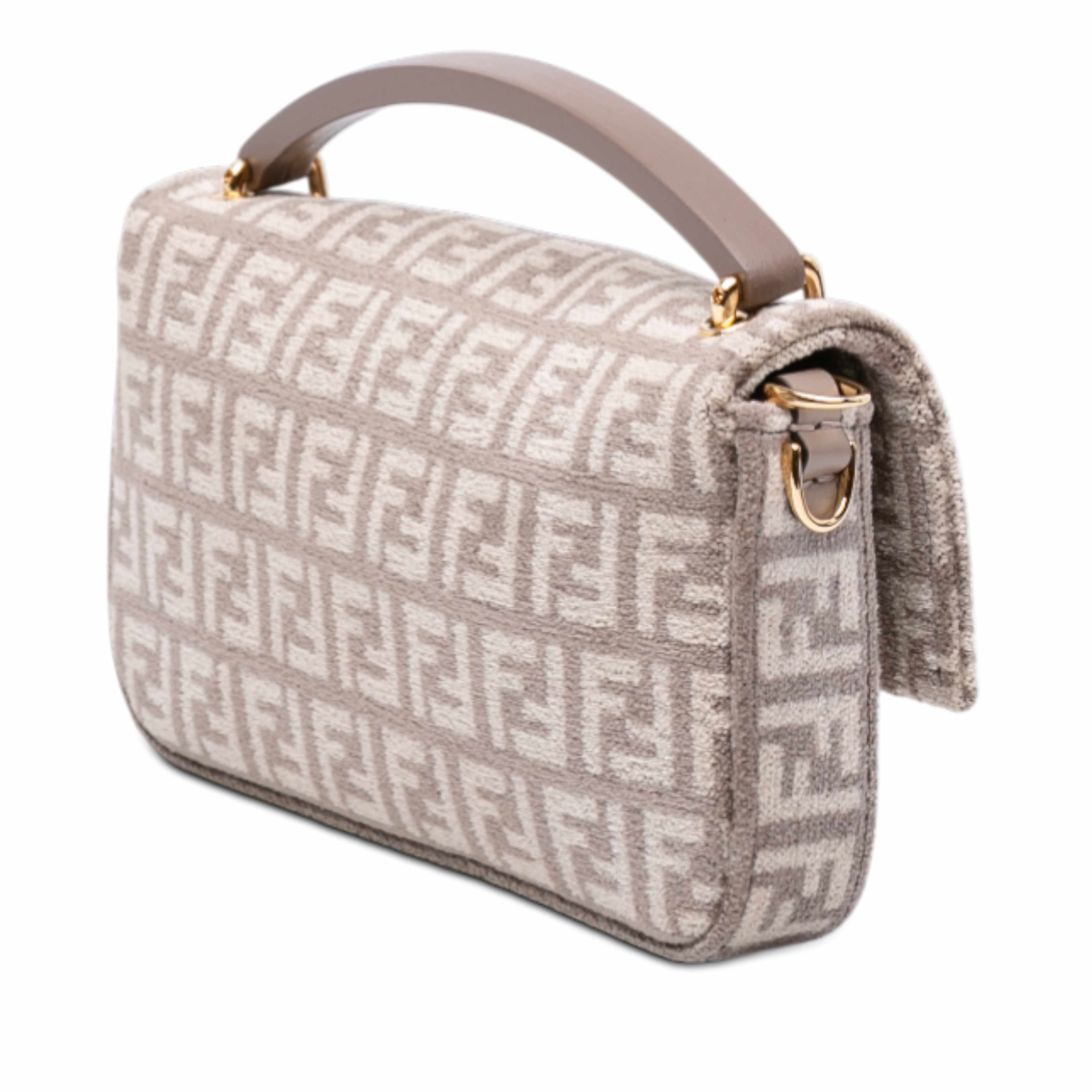 Fendi Zucchino Velvet Baguette Phone Pouch Satchel, från Luxclusif, i färgen taupe. Klicka för att öppna bilden i stort format