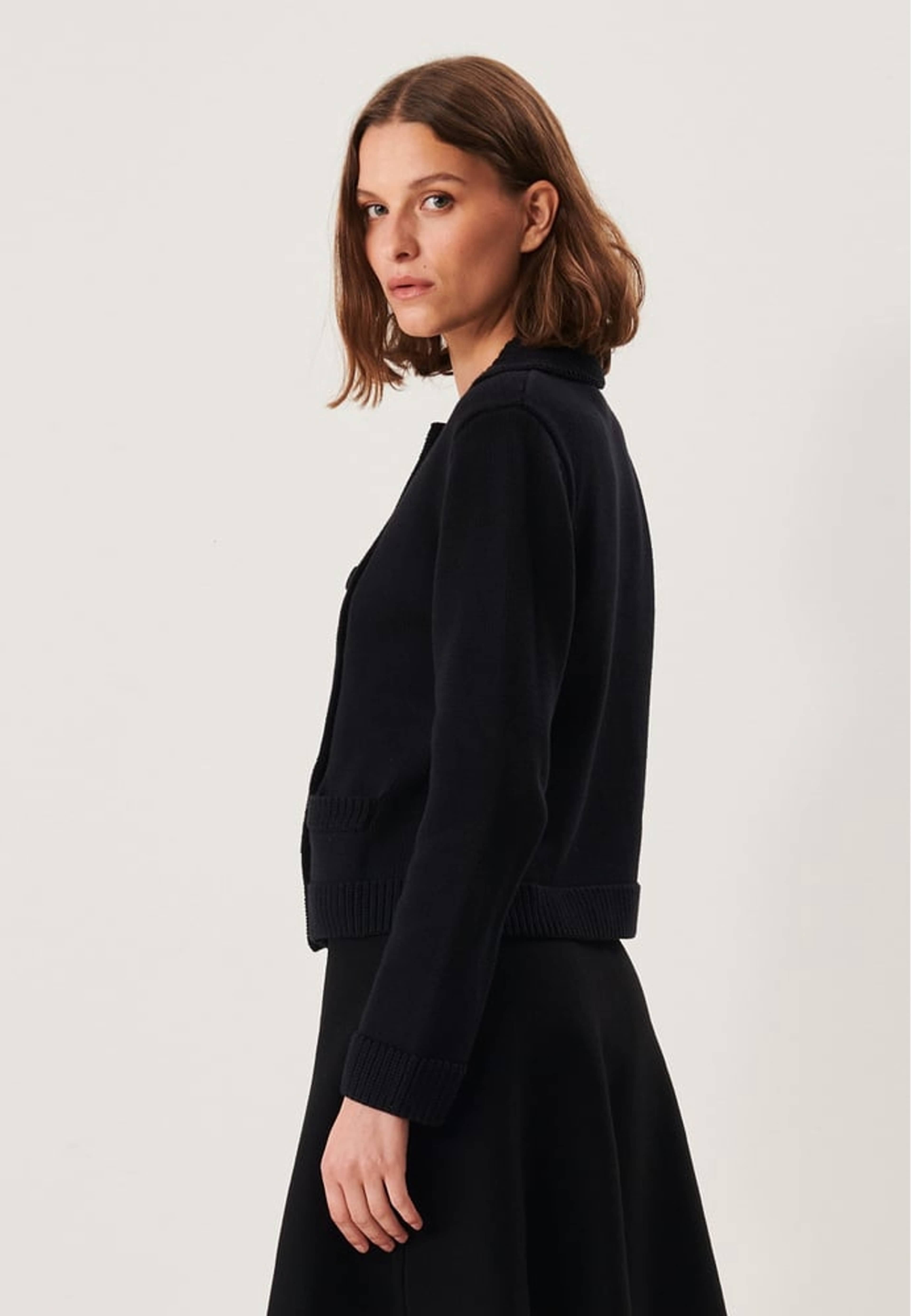 Thora Cardigan, från Jumperfabriken, i färgen black. Klicka för att öppna bilden i stort format