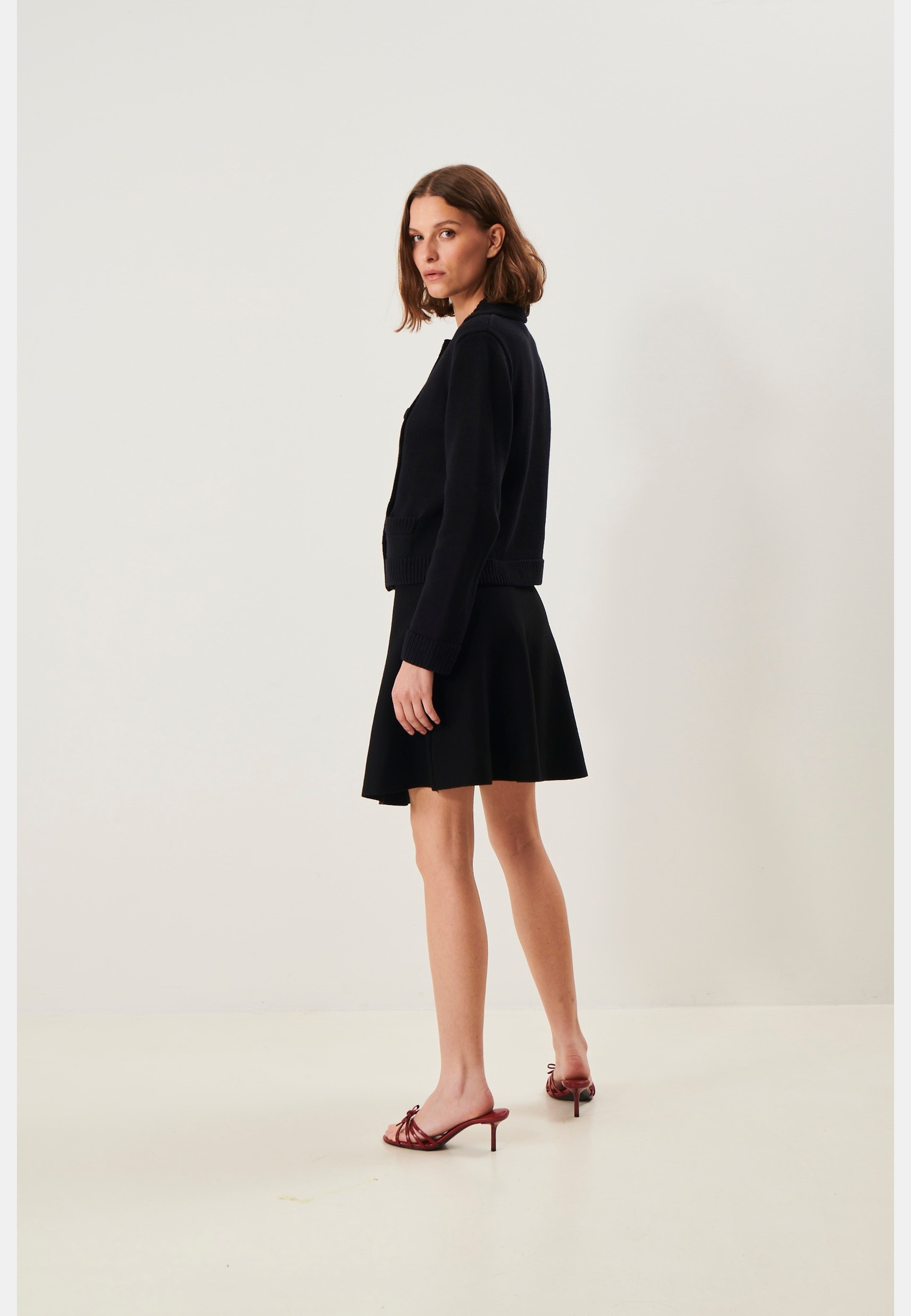 Thora Cardigan, från Jumperfabriken, i färgen black. Klicka för att öppna bilden i stort format