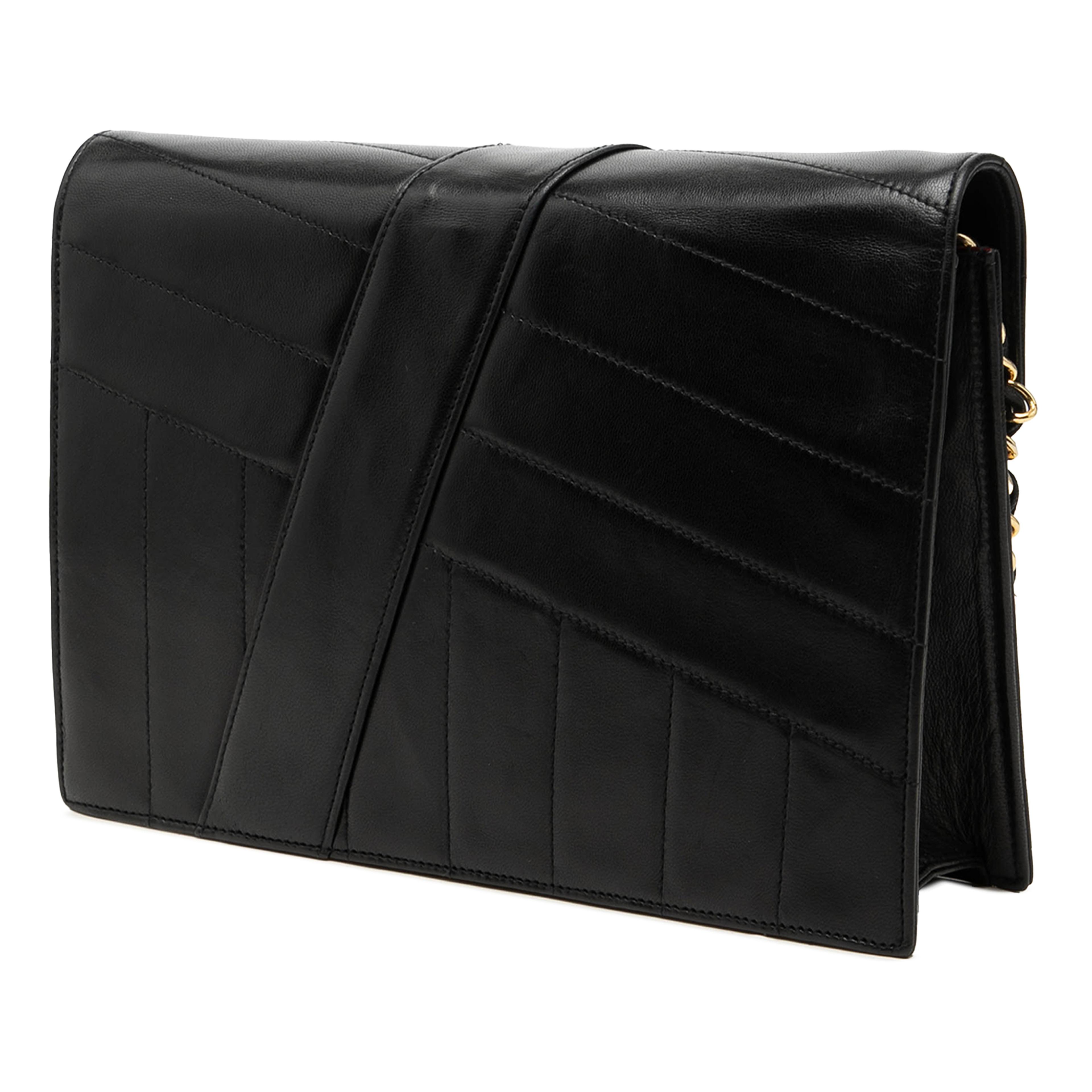 Chanel Cc Vertical And Diagonal Quilted Calfskin Envelope Flap, från Luxclusif, i färgen svart. Klicka för att öppna bilden i stort format