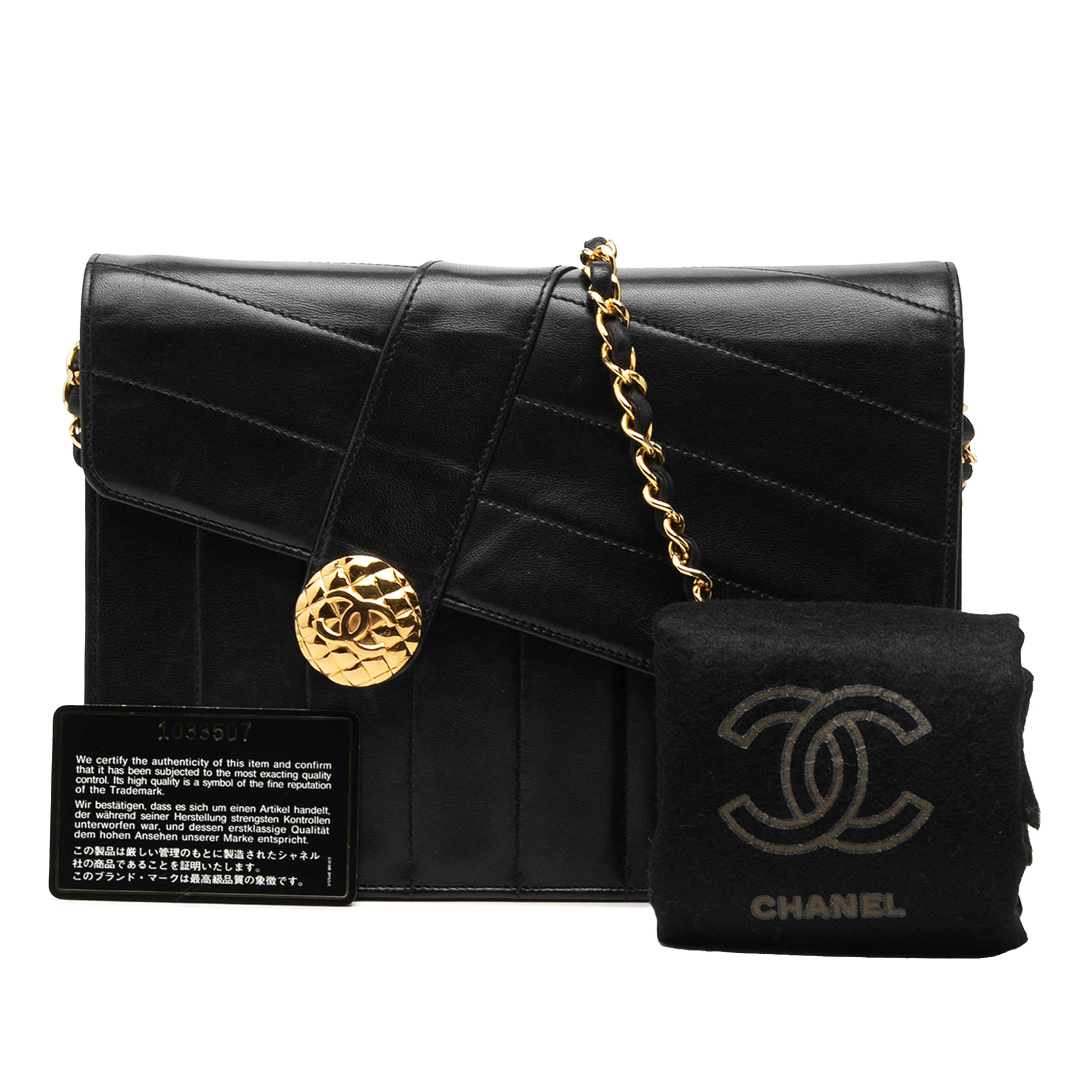 Chanel Cc Vertical And Diagonal Quilted Calfskin Envelope Flap, från Luxclusif, i färgen svart. Klicka för att öppna bilden i stort format