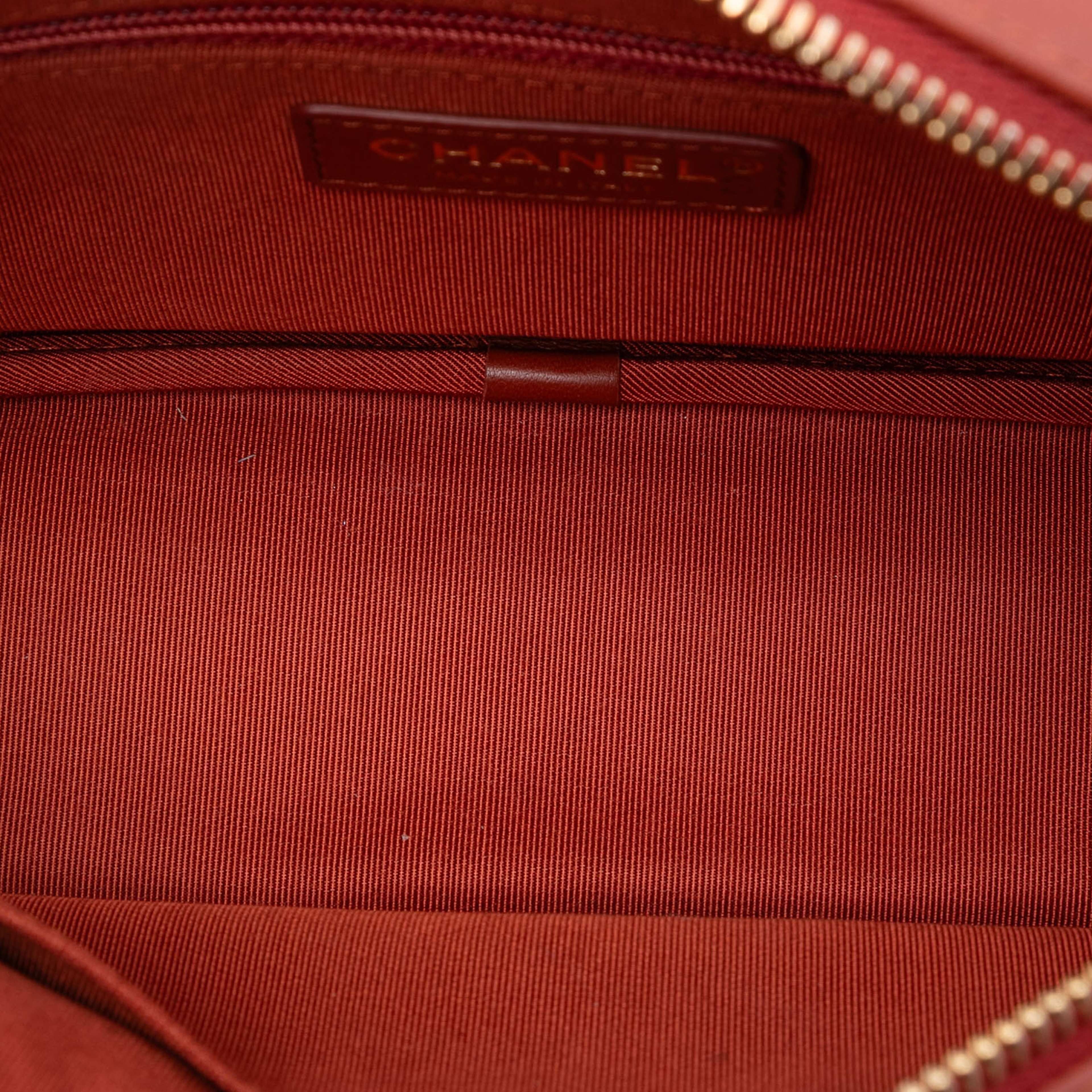 Chanel Paris Hamburg Quilted Lambskin And Jersey Camera Case, från Luxclusif, i färgen brick. Klicka för att öppna bilden i stort format