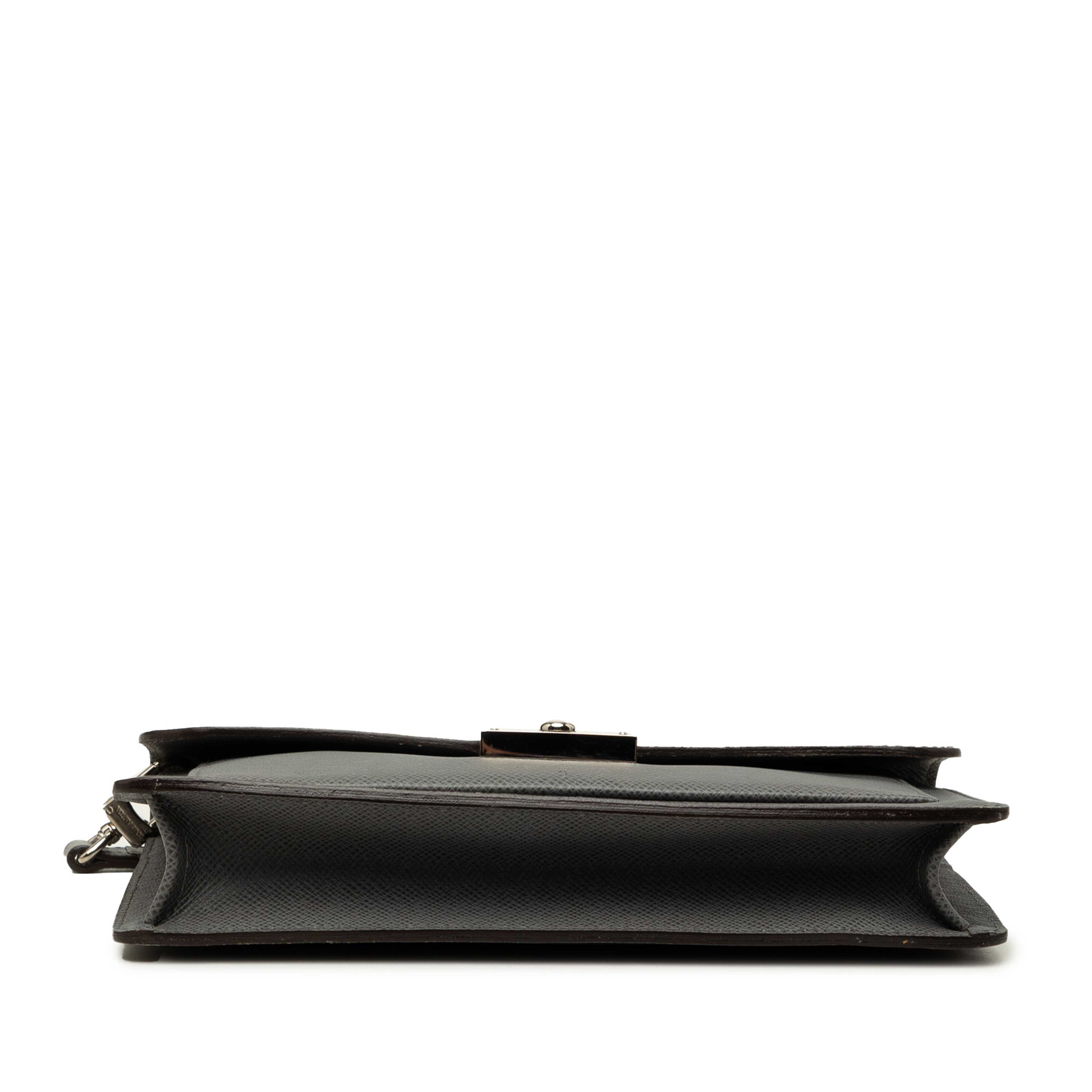 Louis Vuitton Taiga Neo Belaia Clutch, från Luxclusif, i färgen grå. Klicka för att öppna bilden i stort format