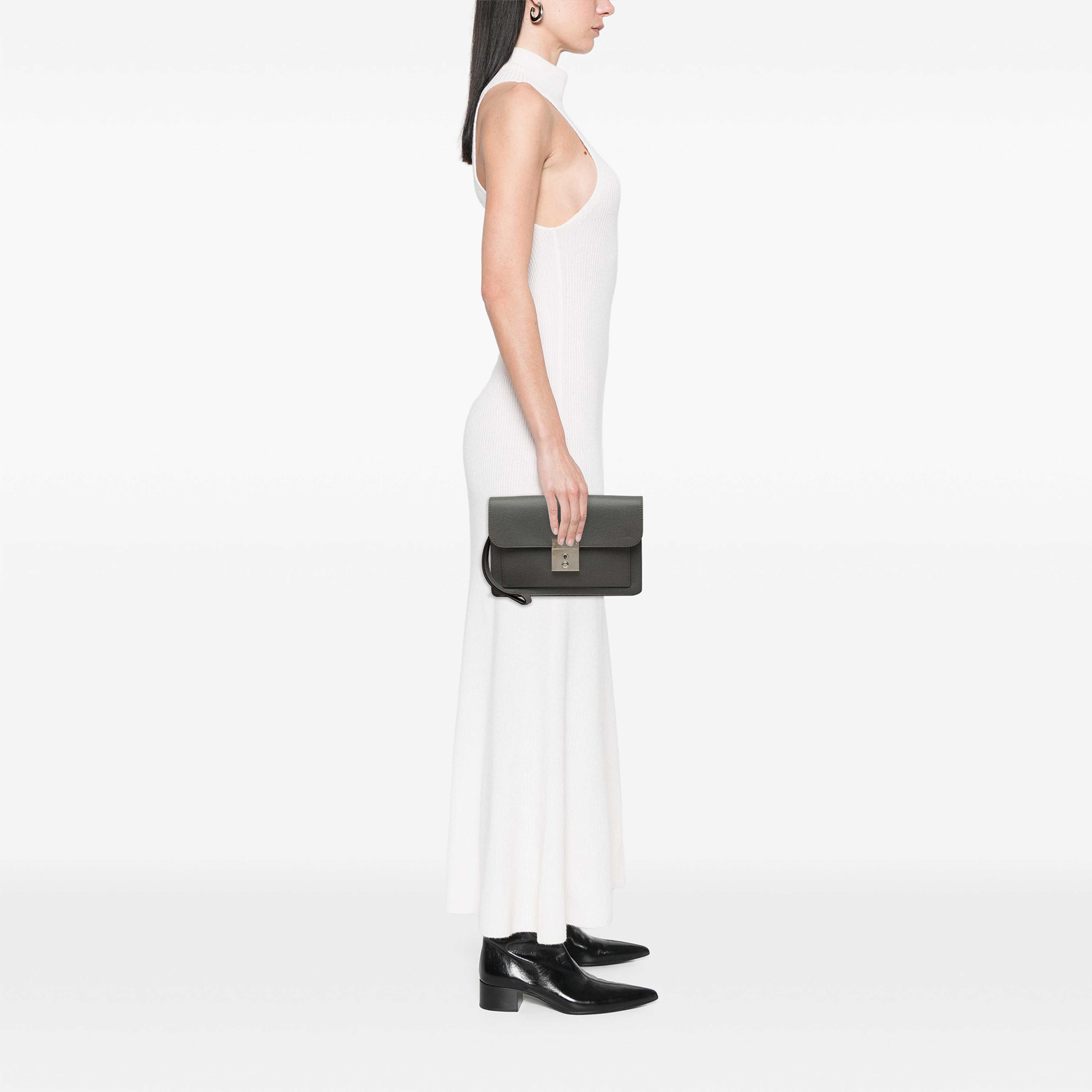 Louis Vuitton Taiga Neo Belaia Clutch, från Luxclusif, i färgen grå. Klicka för att öppna bilden i stort format
