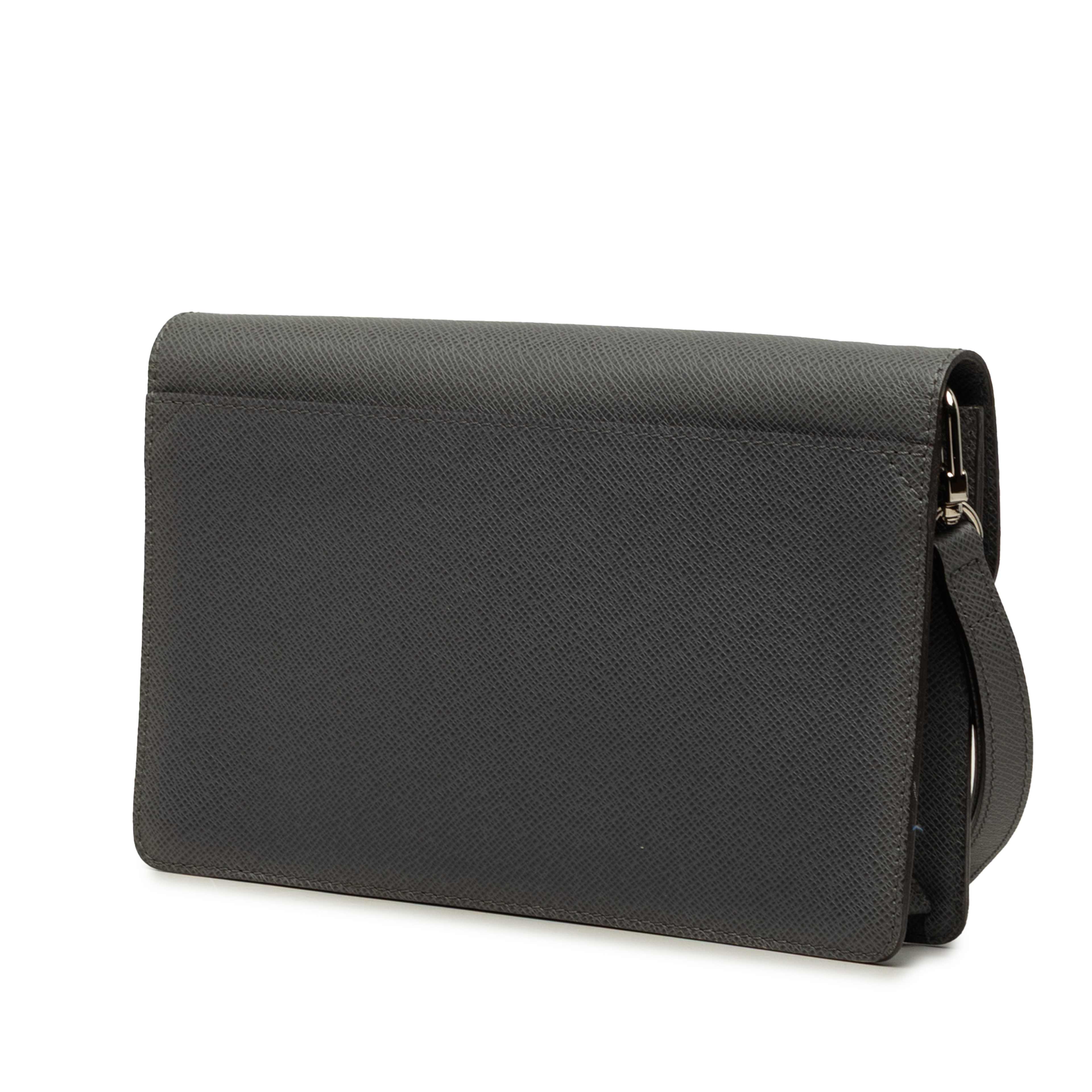 Louis Vuitton Taiga Neo Belaia Clutch, från Luxclusif, i färgen grå. Klicka för att öppna bilden i stort format