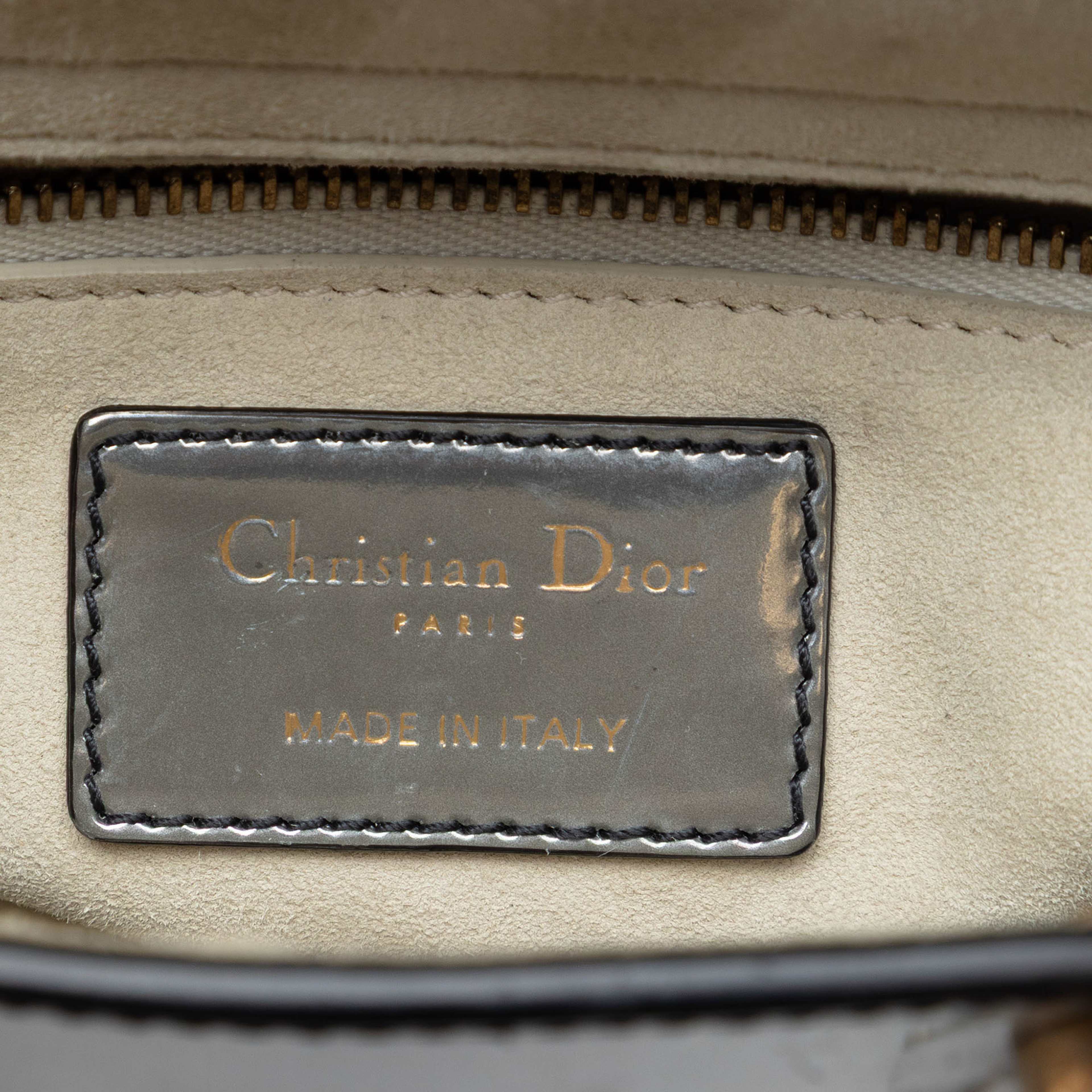 Dior Mini Metallic Patent Lady Dior, från Luxclusif, i färgen silver. Klicka för att öppna bilden i stort format