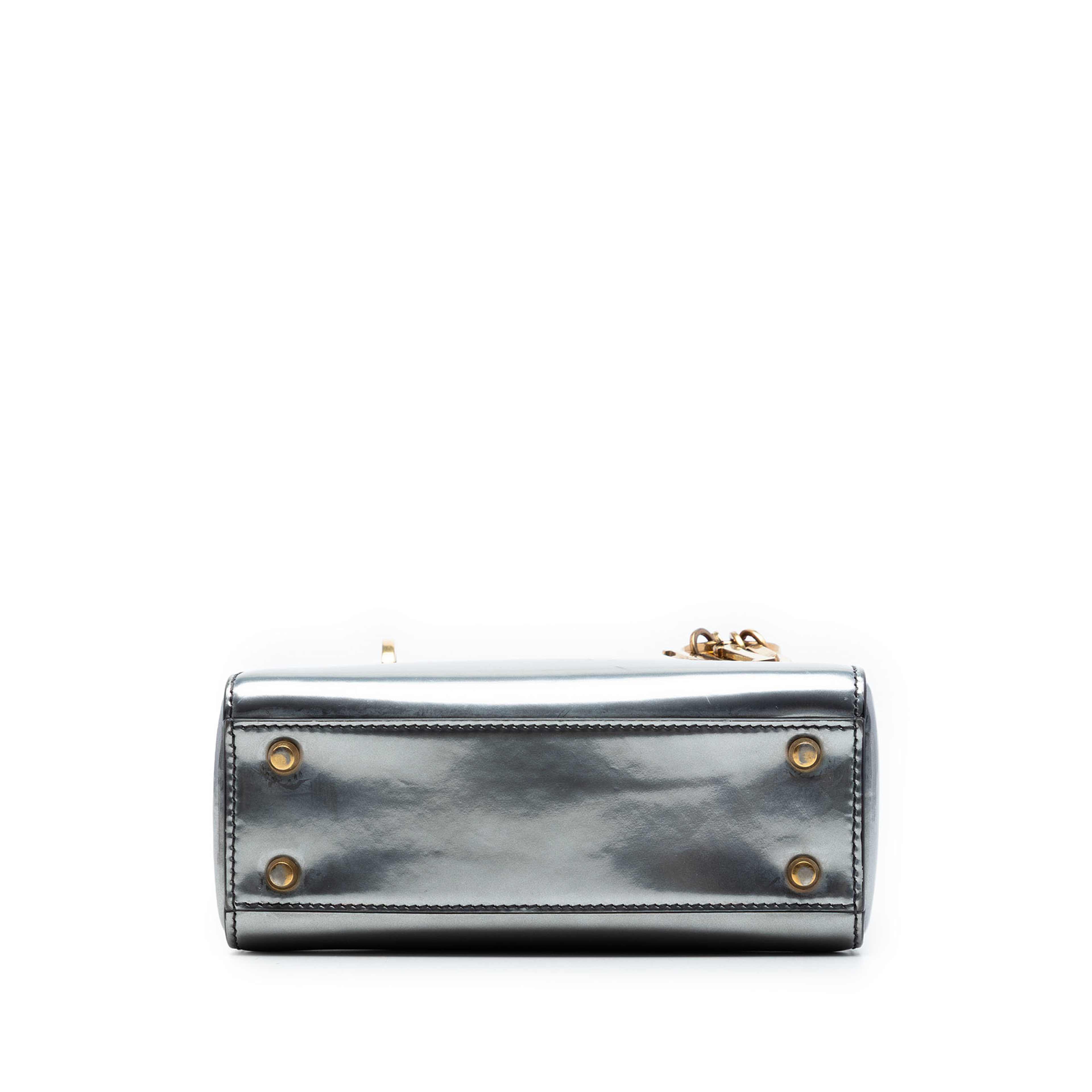 Dior Mini Metallic Patent Lady Dior, från Luxclusif, i färgen silver. Klicka för att öppna bilden i stort format