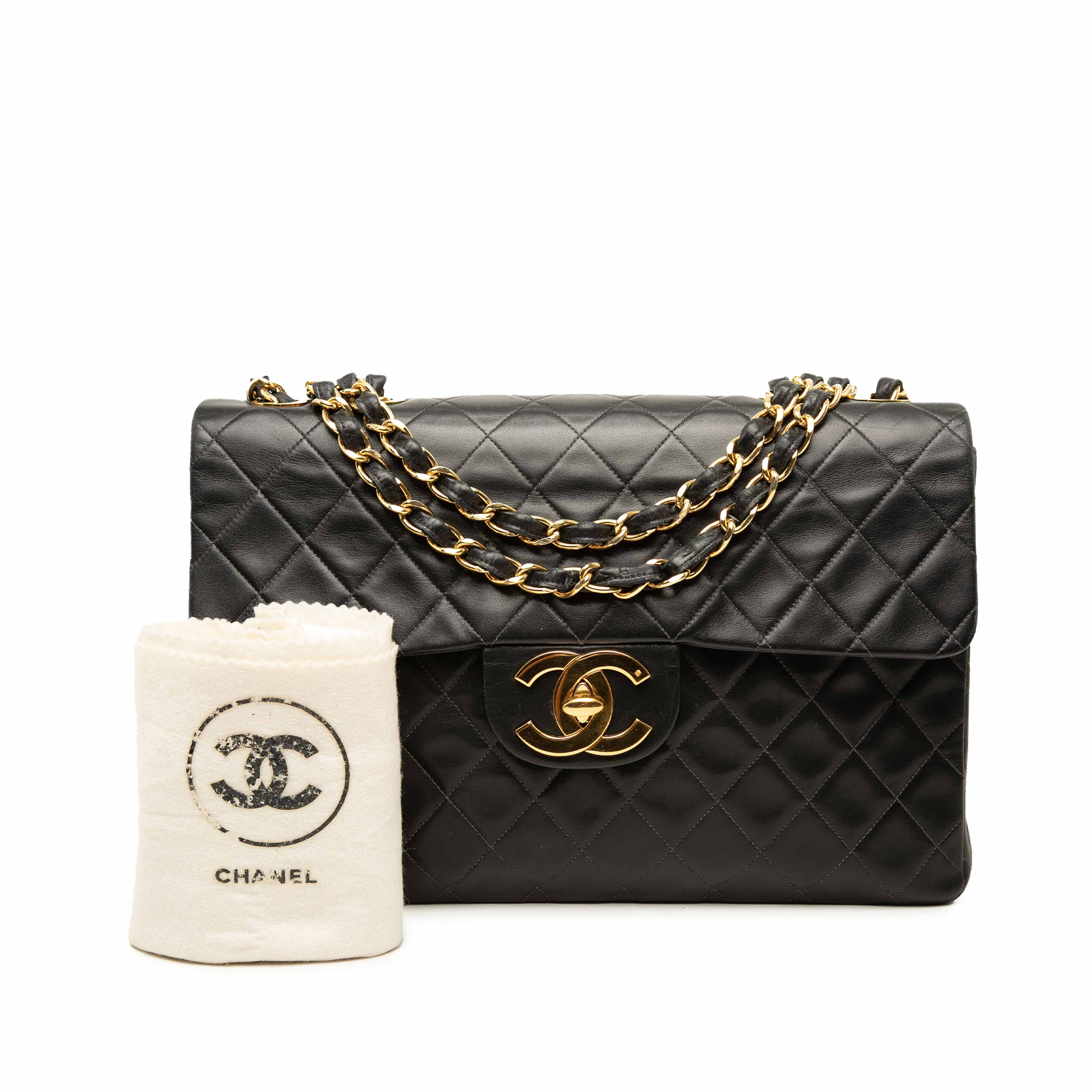 Chanel Maxi Xl Classic Lambskin Single Flap, från Luxclusif, i färgen svart. Klicka för att öppna bilden i stort format