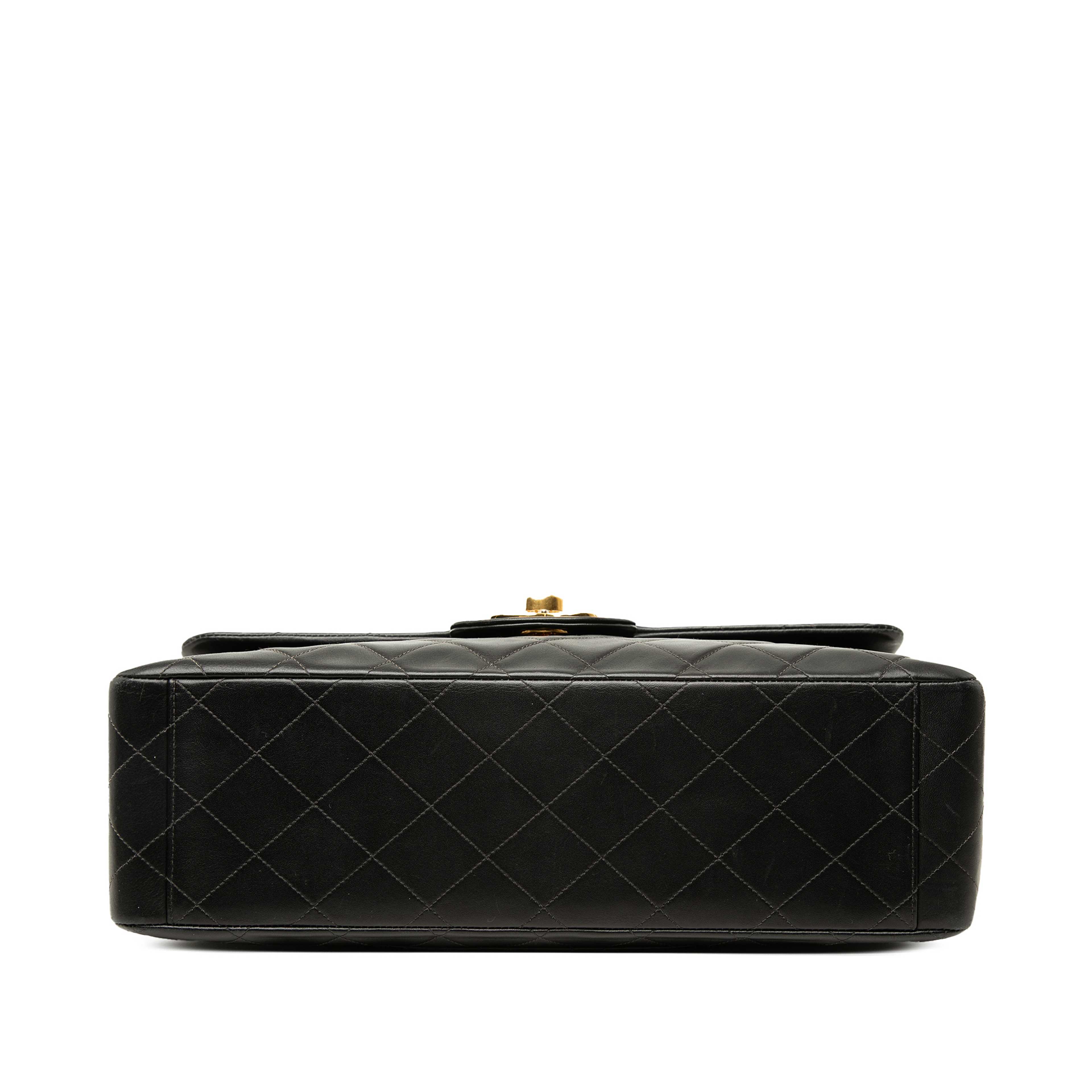 Chanel Maxi Xl Classic Lambskin Single Flap, från Luxclusif, i färgen svart. Klicka för att öppna bilden i stort format