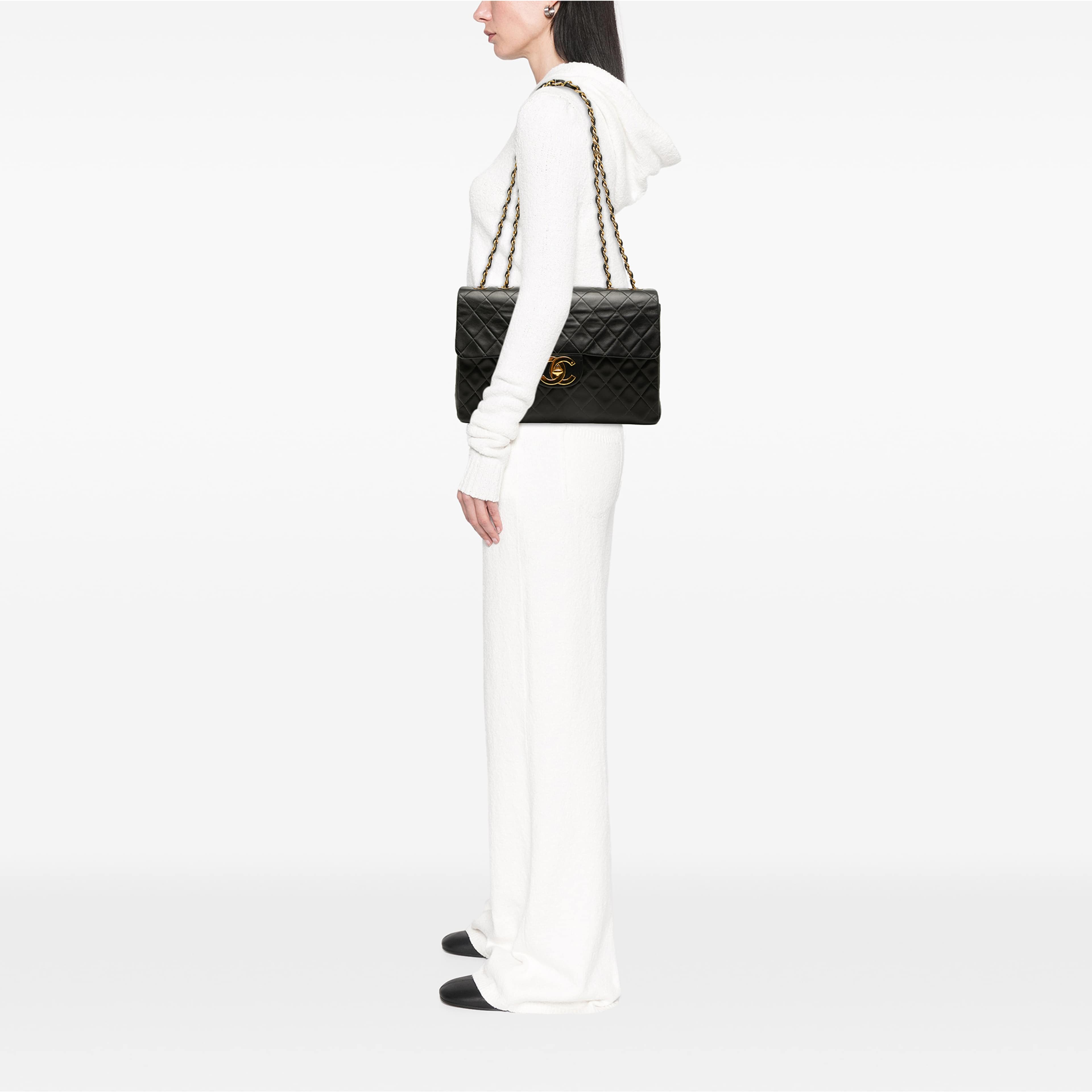 Chanel Maxi Xl Classic Lambskin Single Flap, från Luxclusif, i färgen svart. Klicka för att öppna bilden i stort format
