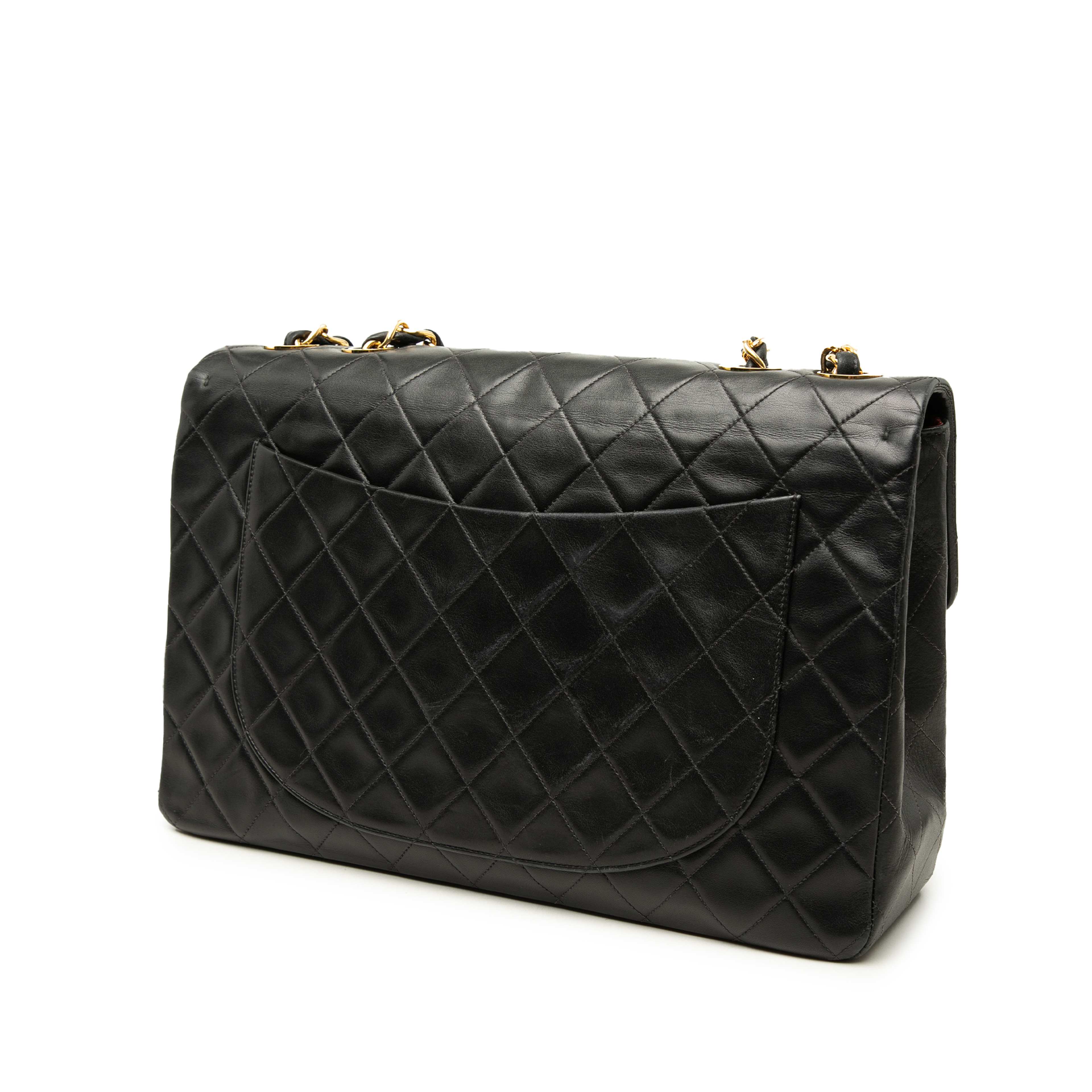 Chanel Maxi Xl Classic Lambskin Single Flap, från Luxclusif, i färgen svart. Klicka för att öppna bilden i stort format