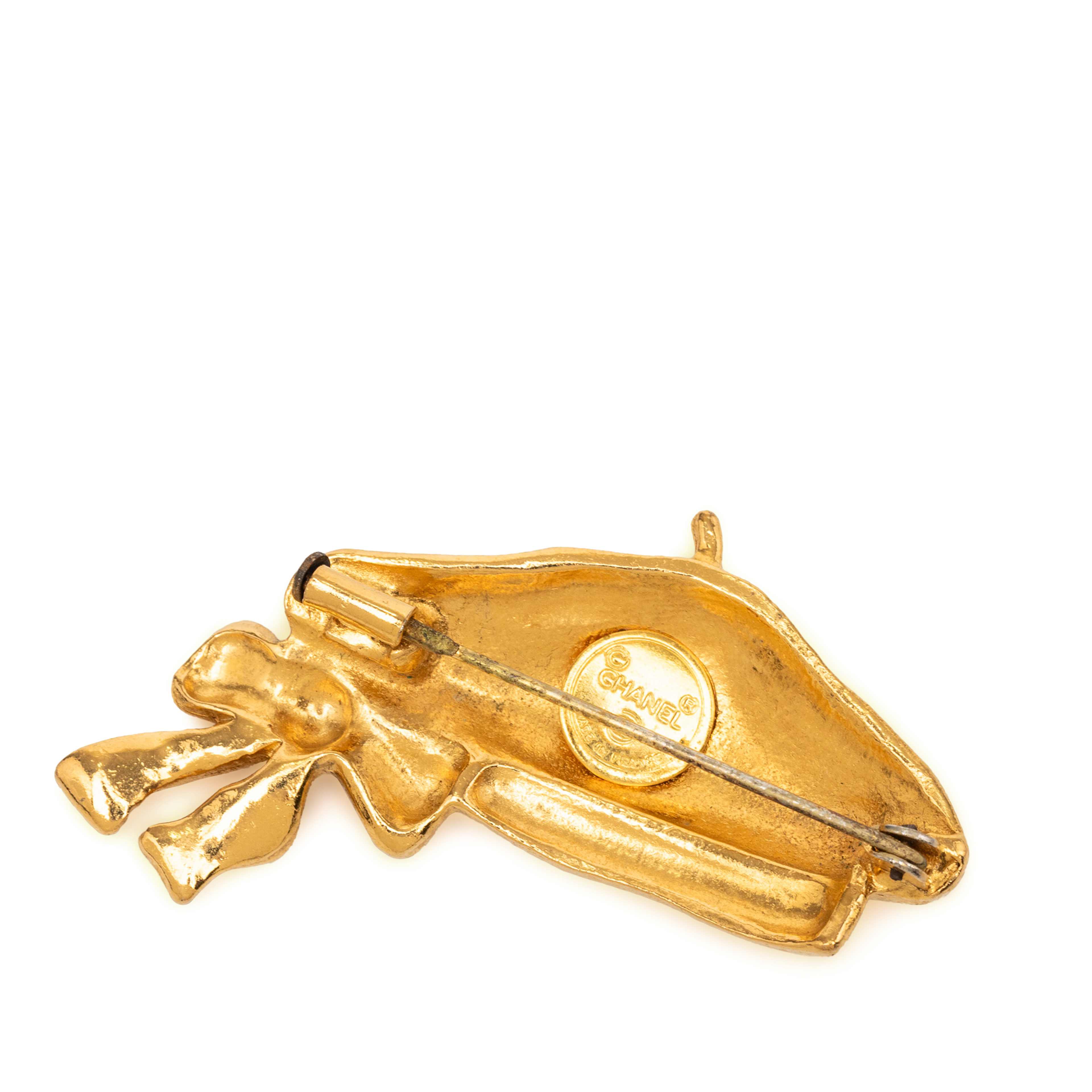 Chanel Gold Plated Beret Hat Brooch, från Luxclusif, i färgen gold. Klicka för att öppna bilden i stort format