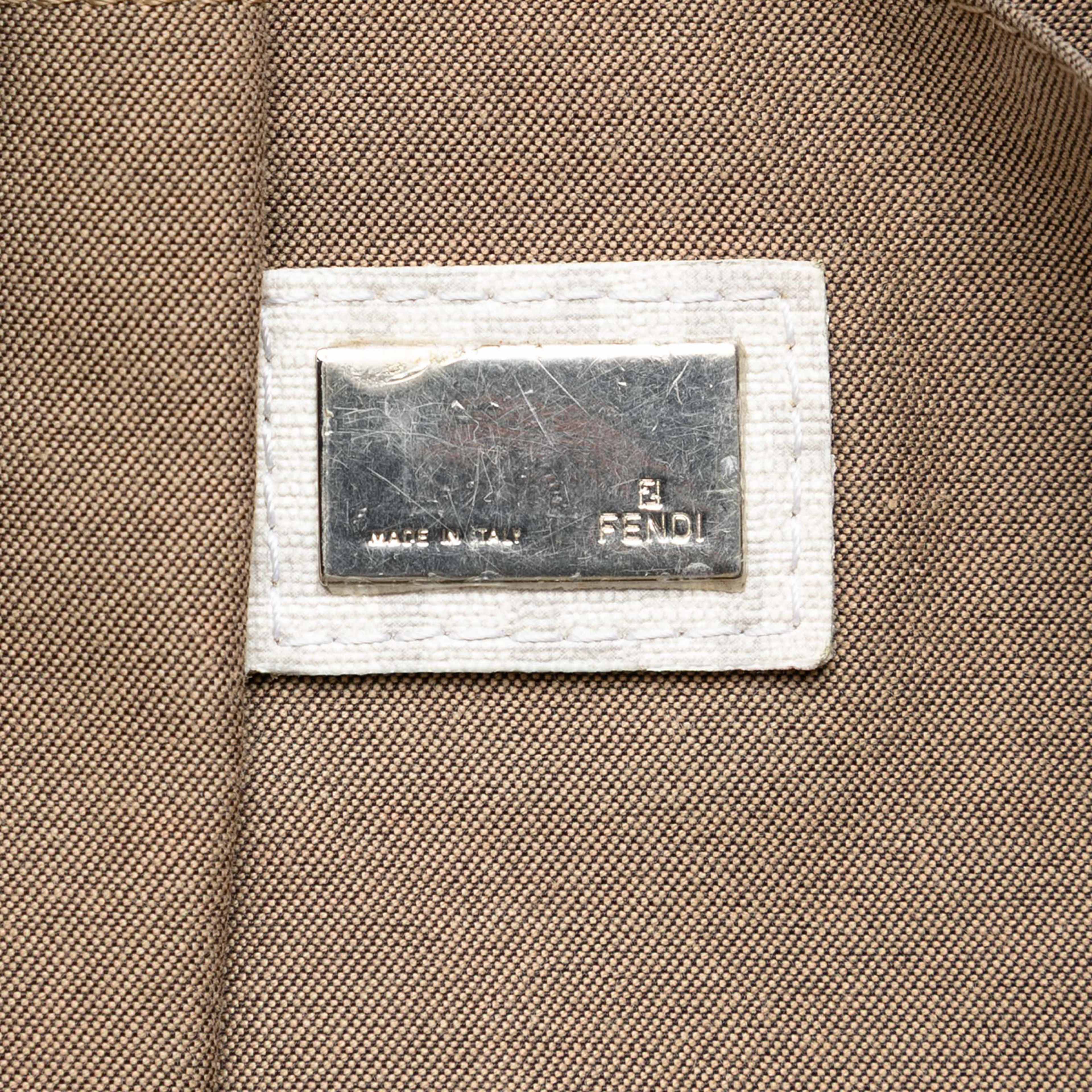 Fendi Zucchino Spalmati Hobo, från Luxclusif, i färgen white. Klicka för att öppna bilden i stort format