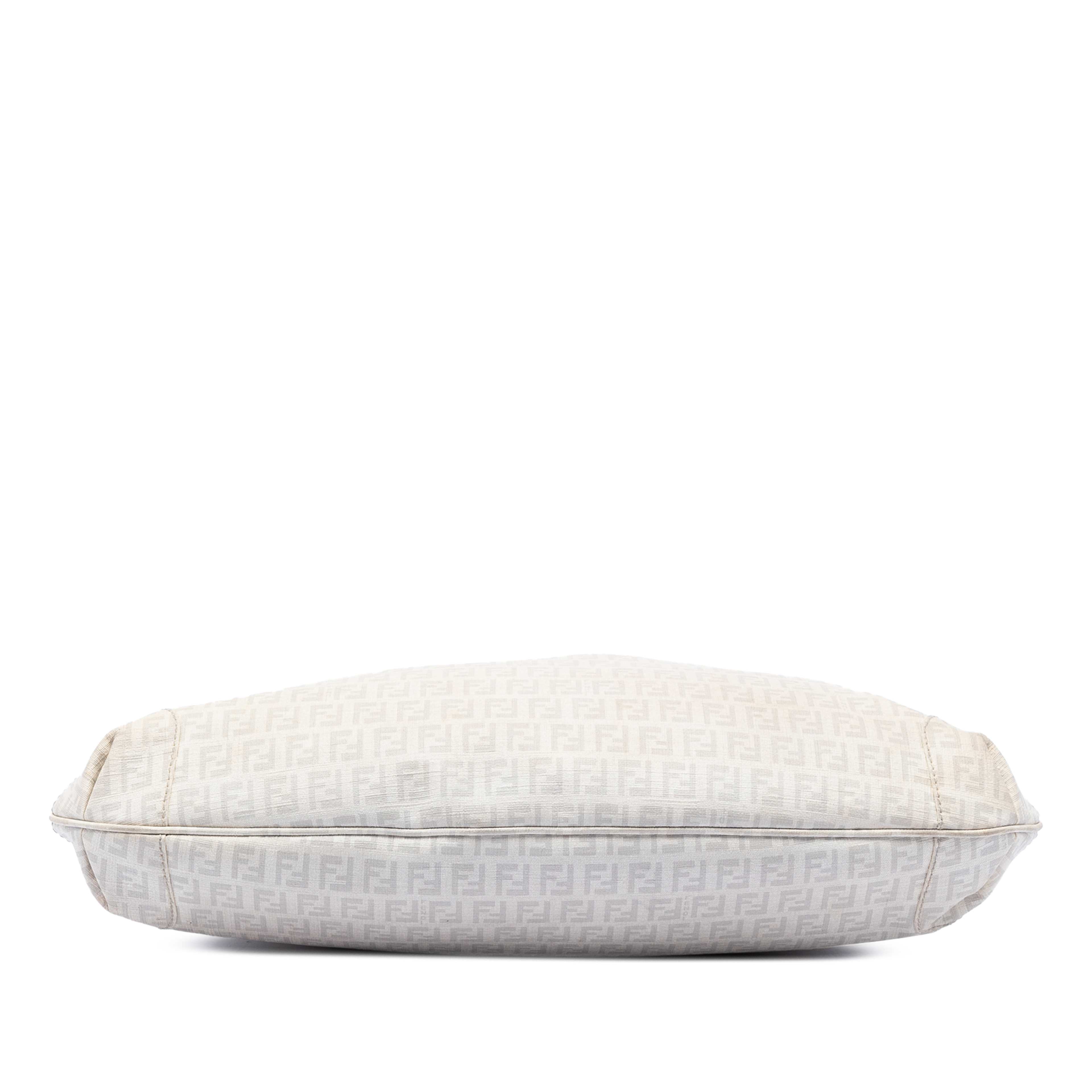 Fendi Zucchino Spalmati Hobo, från Luxclusif, i färgen white. Klicka för att öppna bilden i stort format