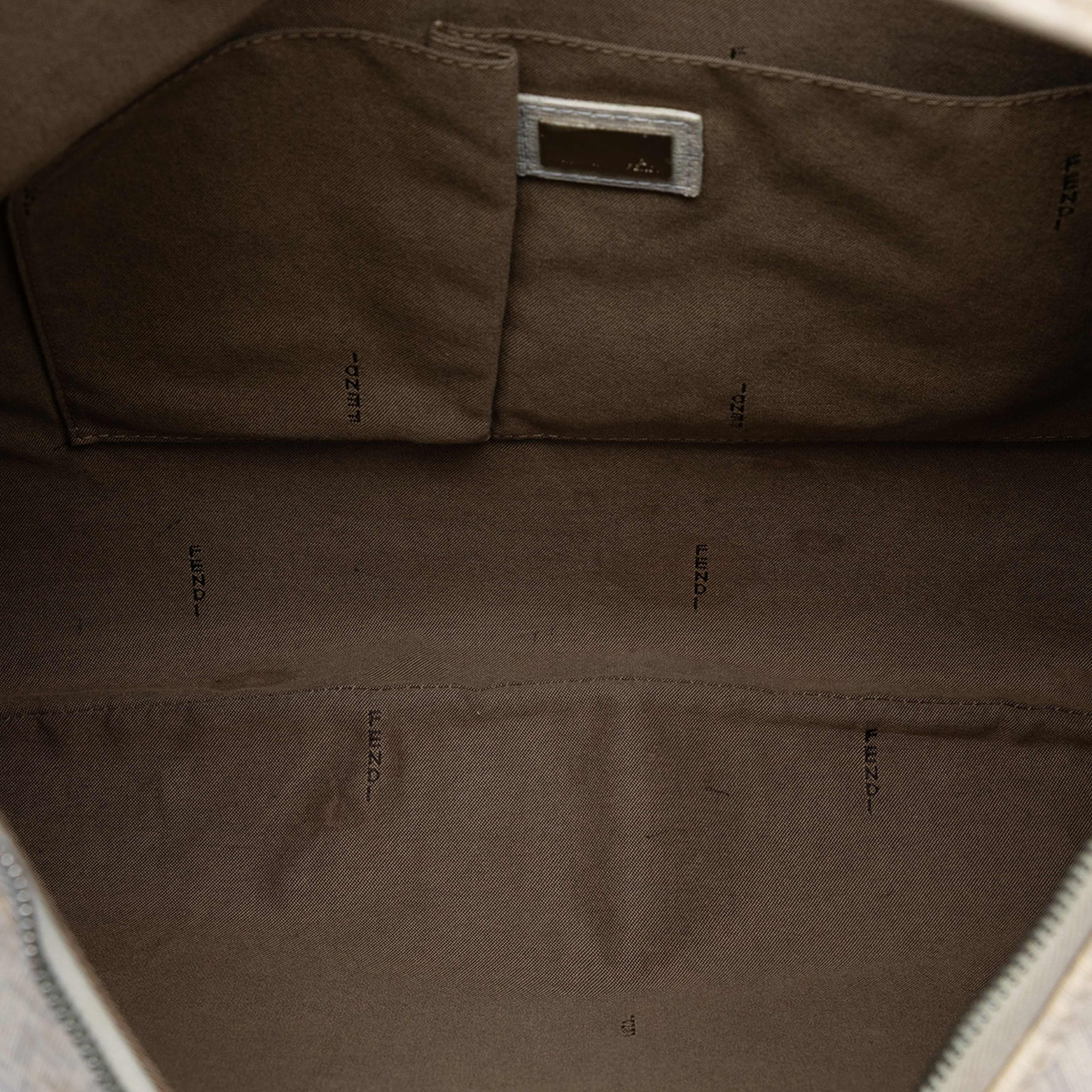 Fendi Zucchino Spalmati Hobo, från Luxclusif, i färgen white. Klicka för att öppna bilden i stort format