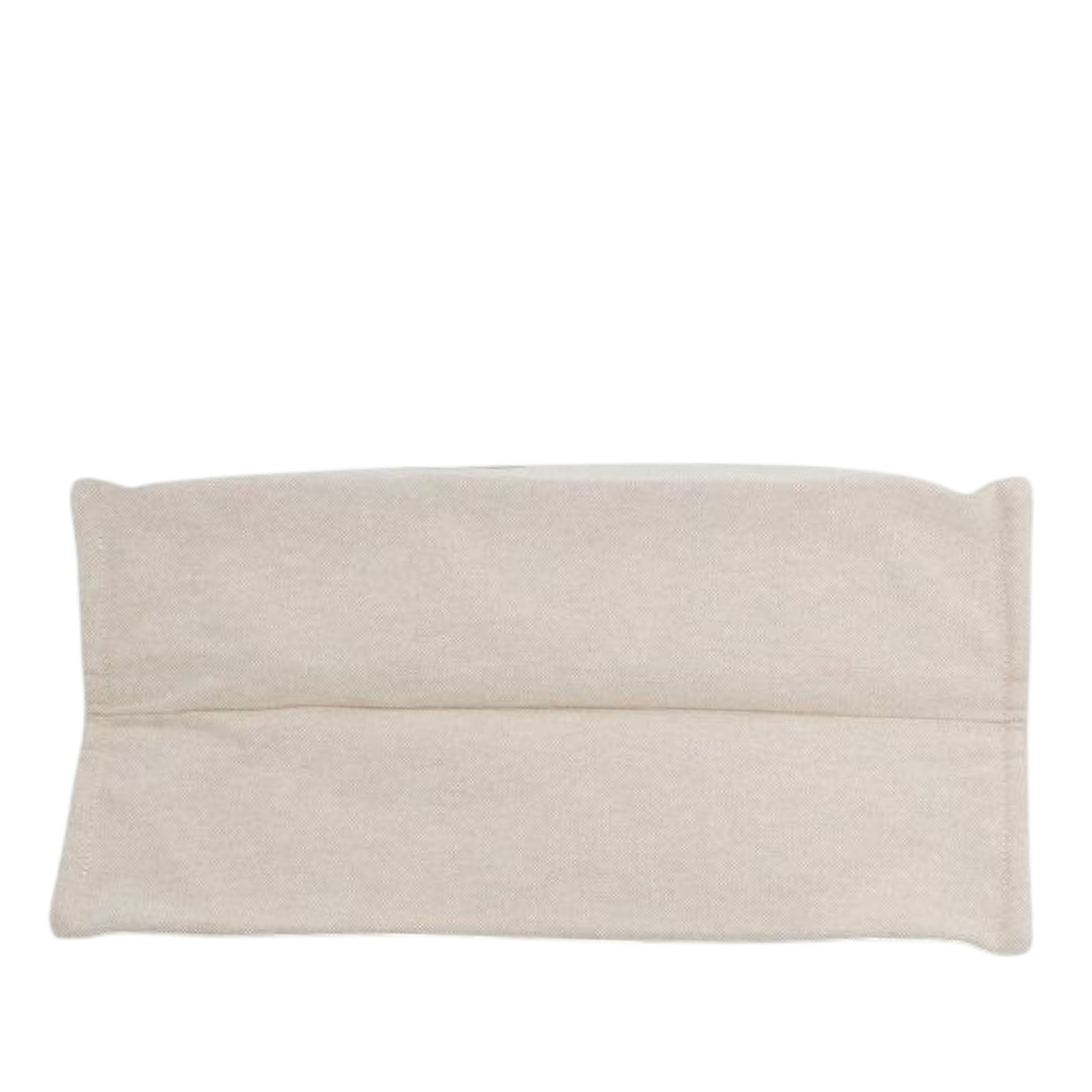 Hermès Toile Escale A La Plage Beach Bag, från Luxclusif, i färgen beige. Klicka för att öppna bilden i stort format