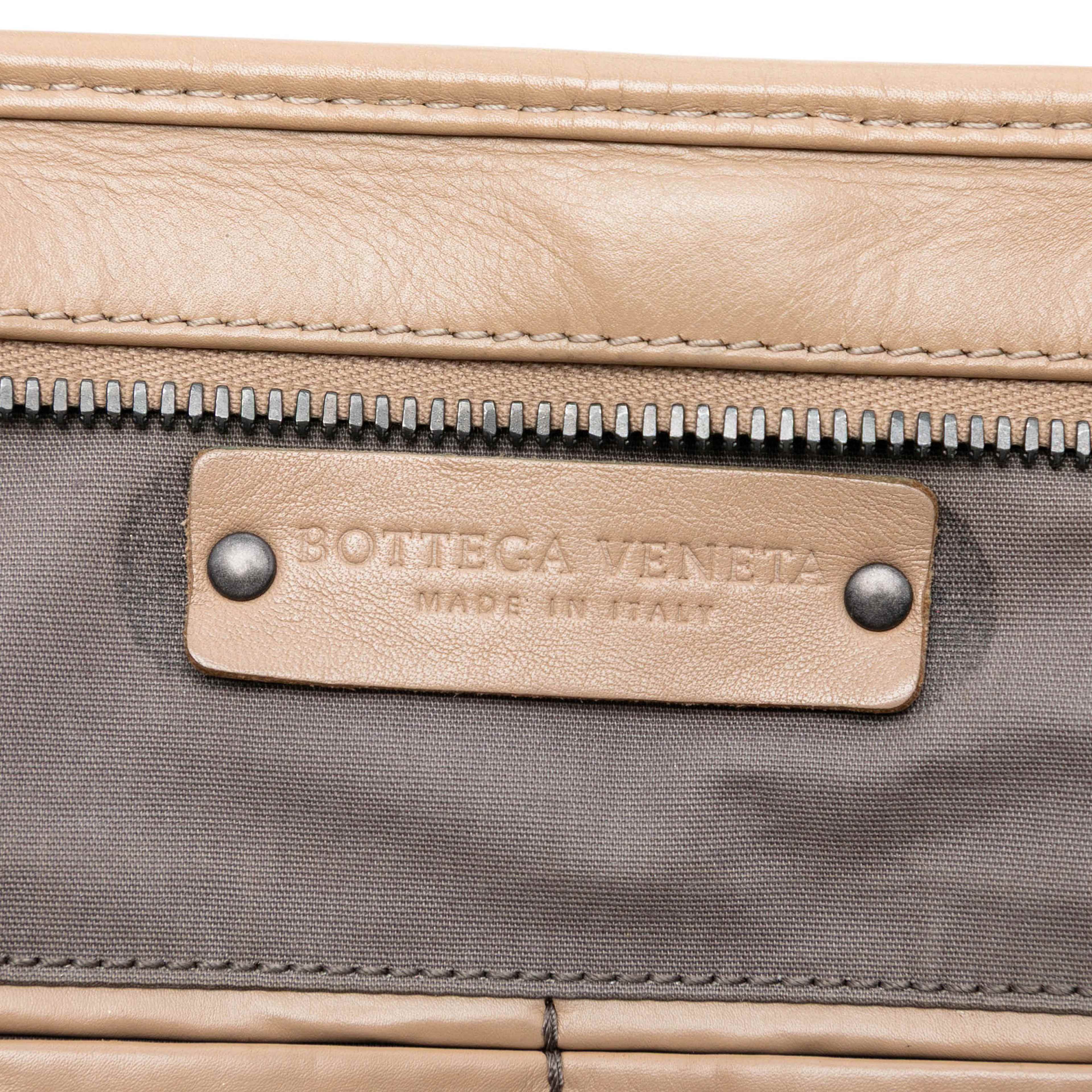 Bottega Veneta Nappa Intrecciato Business Bag, från Luxclusif, i färgen light brown. Klicka för att öppna bilden i stort format