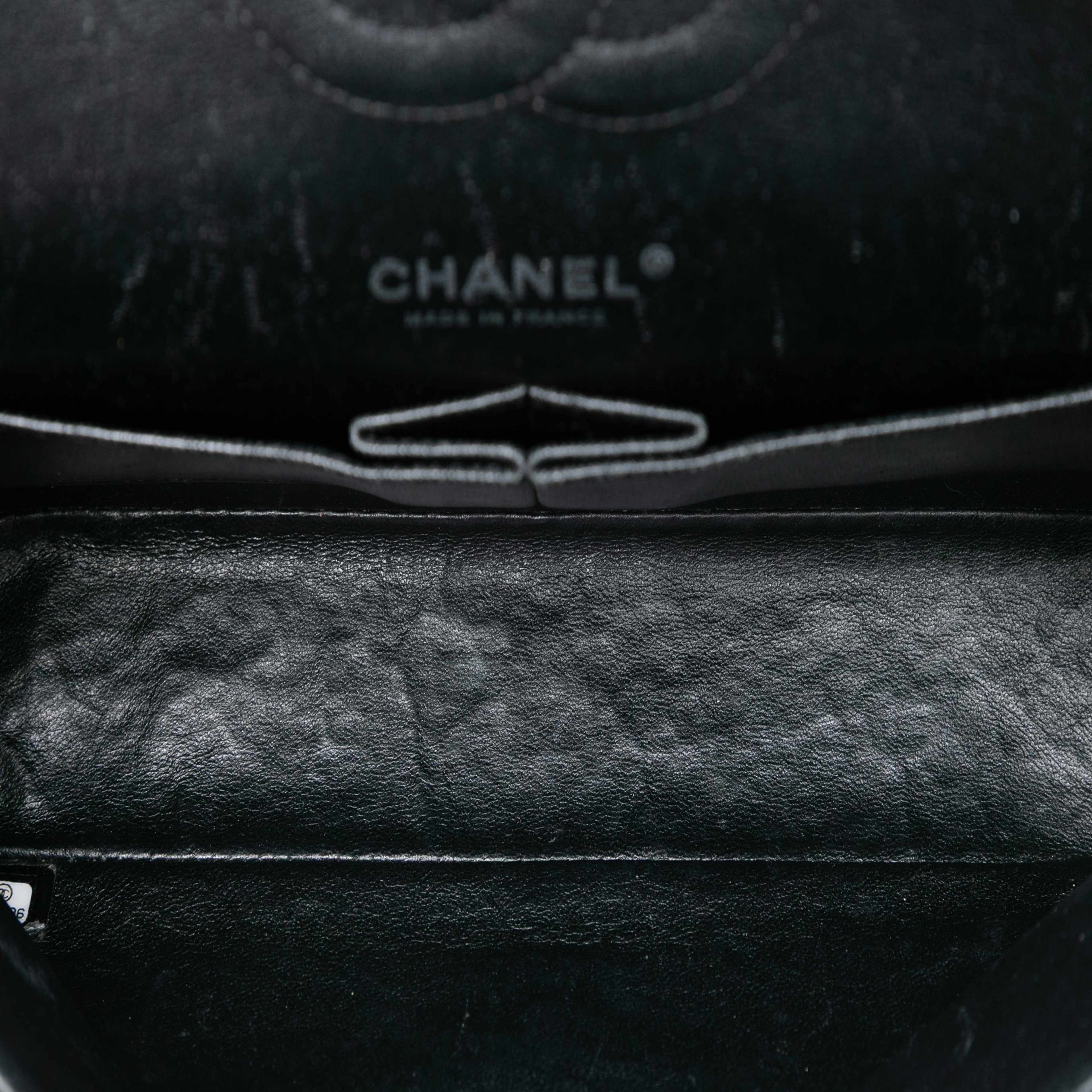 Chanel Medium Classic Caviar Double Flap, från Luxclusif, i färgen black. Klicka för att öppna bilden i stort format