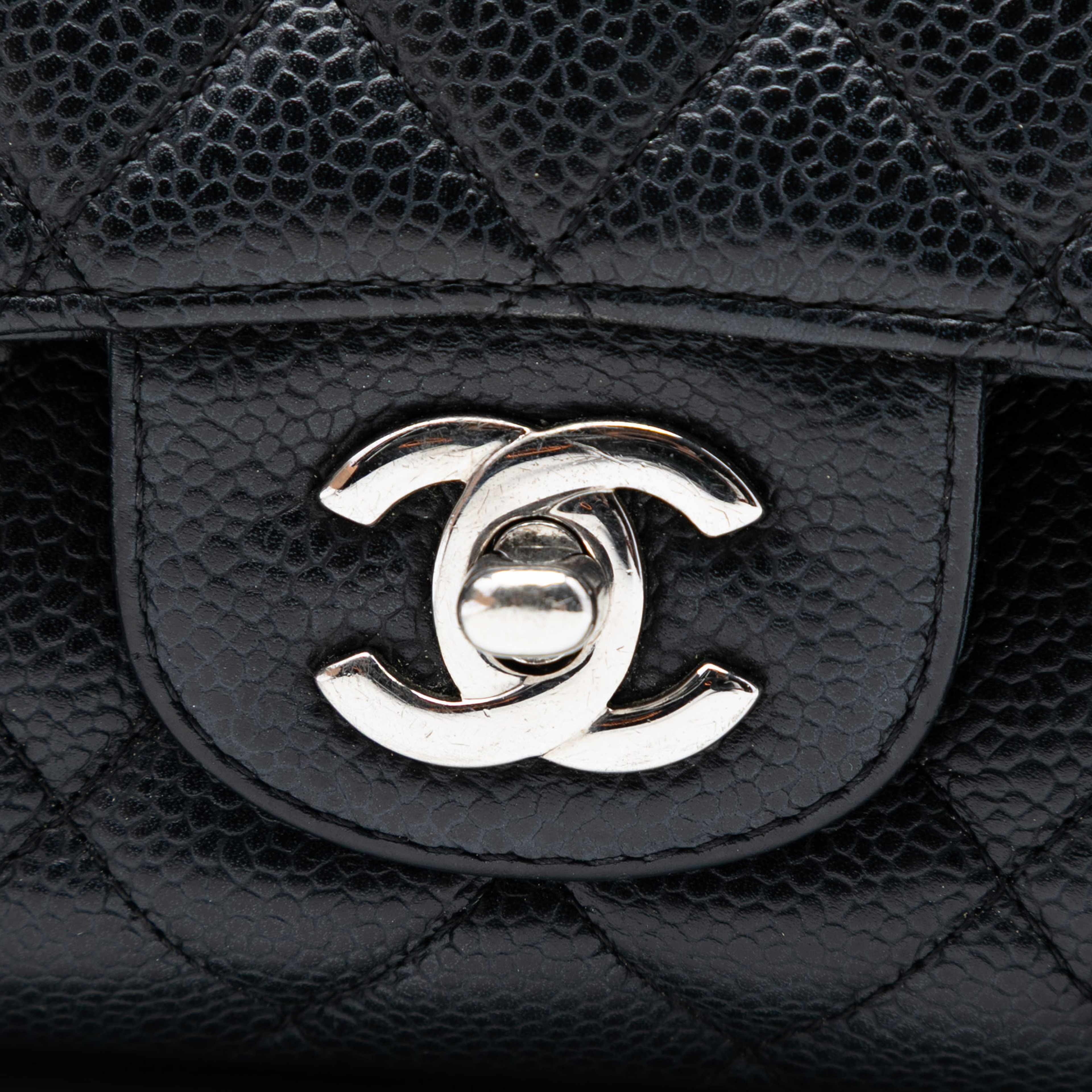 Chanel Medium Classic Caviar Double Flap, från Luxclusif, i färgen black. Klicka för att öppna bilden i stort format