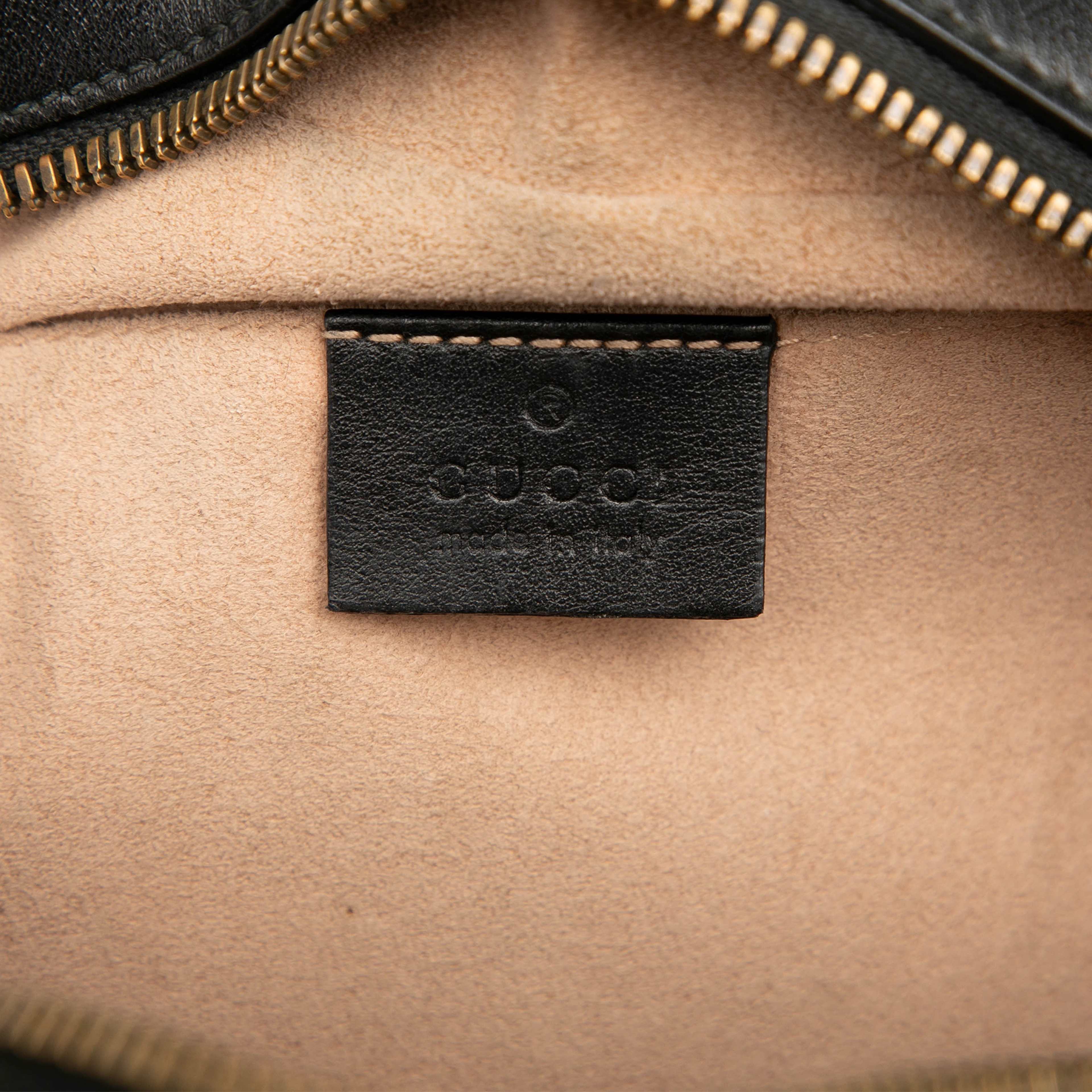 Gucci Small Gg Marmont Matelasse Leather Crossbody, från Luxclusif, i färgen black. Klicka för att öppna bilden i stort format