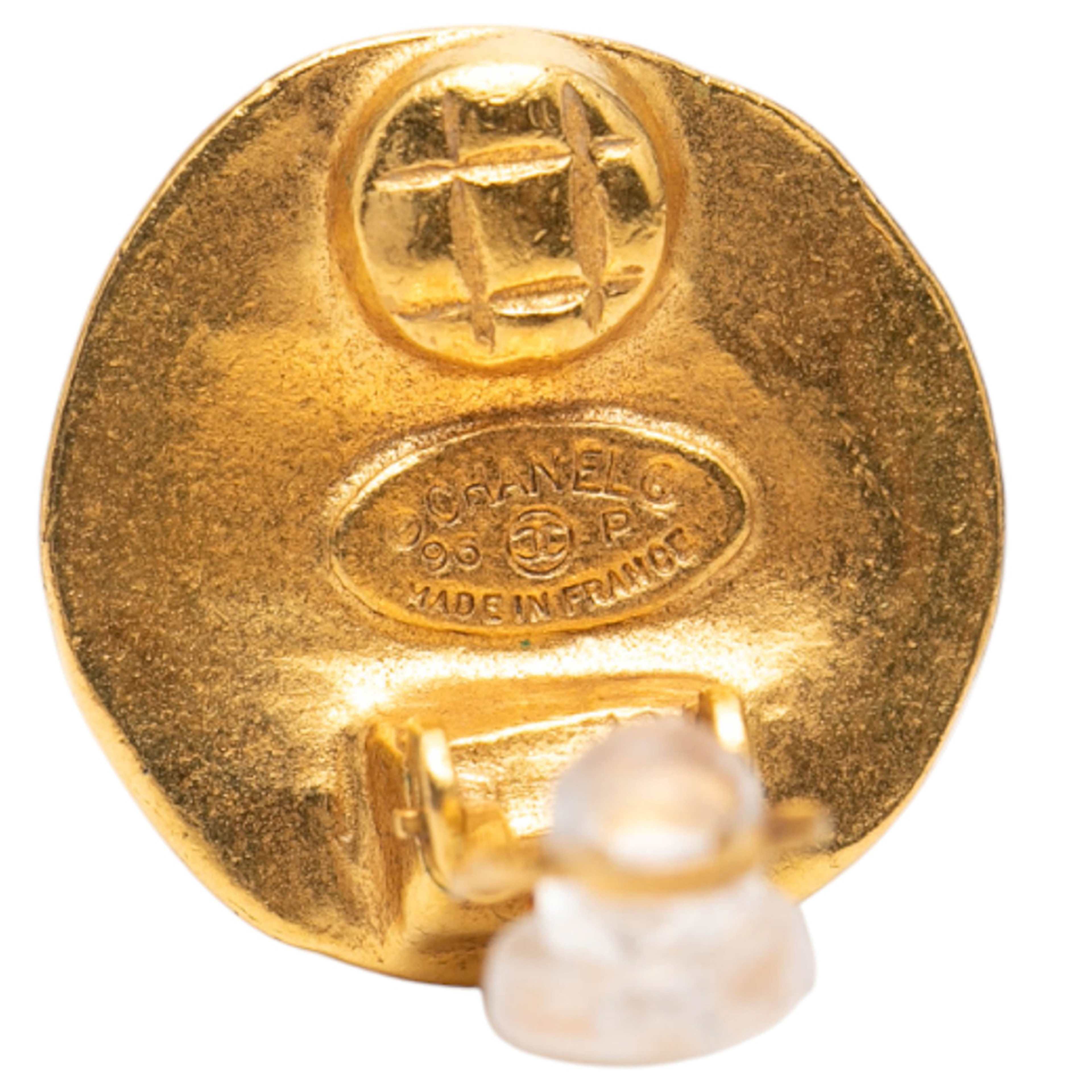 Chanel Cc Gold Plated Round Clip On Earrings, från Luxclusif, i färgen gold. Klicka för att öppna bilden i stort format