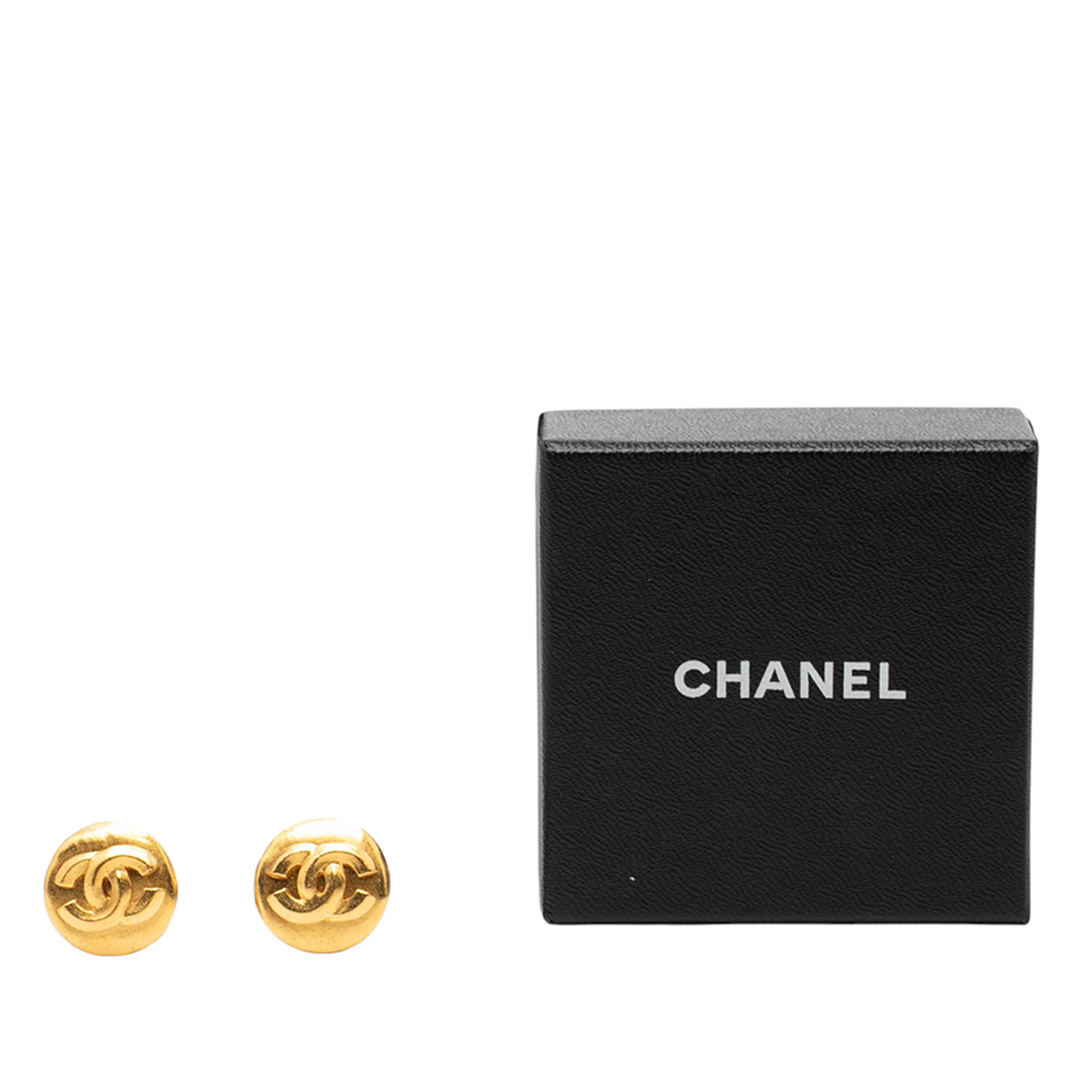 Chanel Cc Gold Plated Round Clip On Earrings, från Luxclusif, i färgen gold. Klicka för att öppna bilden i stort format