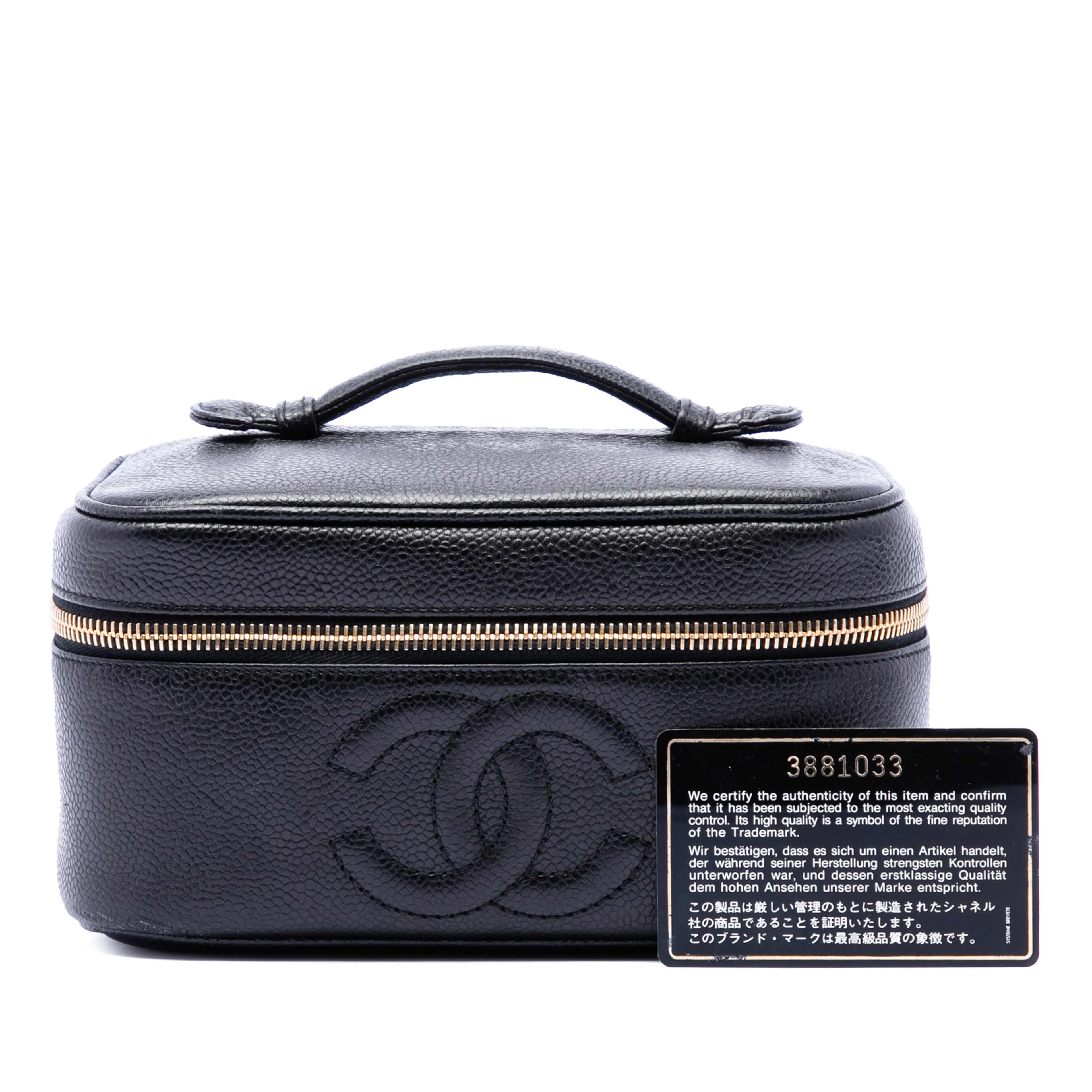 Chanel Cc Caviar Vanity Bag, från Luxclusif, i färgen svart. Klicka för att öppna bilden i stort format