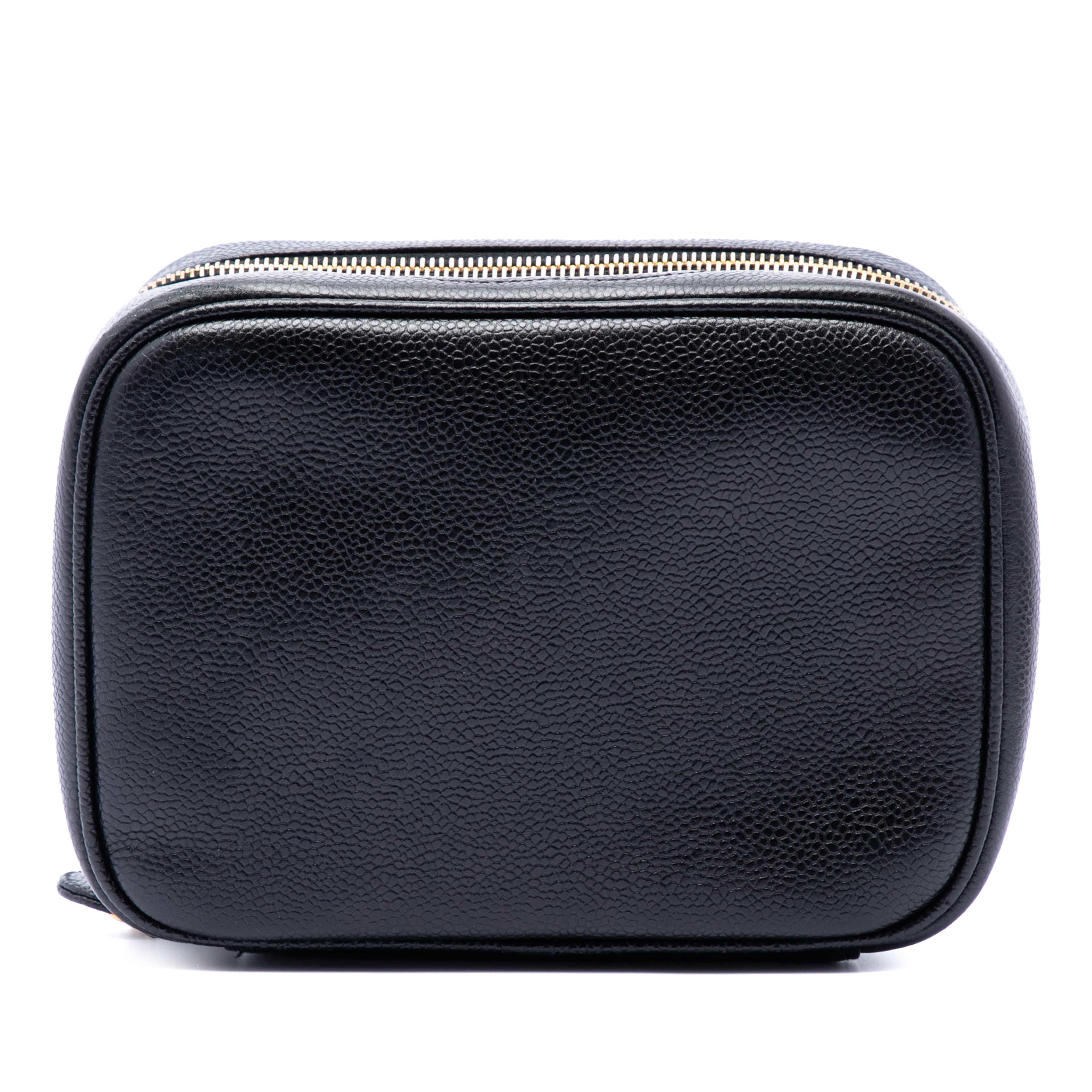 Chanel Cc Caviar Vanity Bag, från Luxclusif, i färgen svart. Klicka för att öppna bilden i stort format