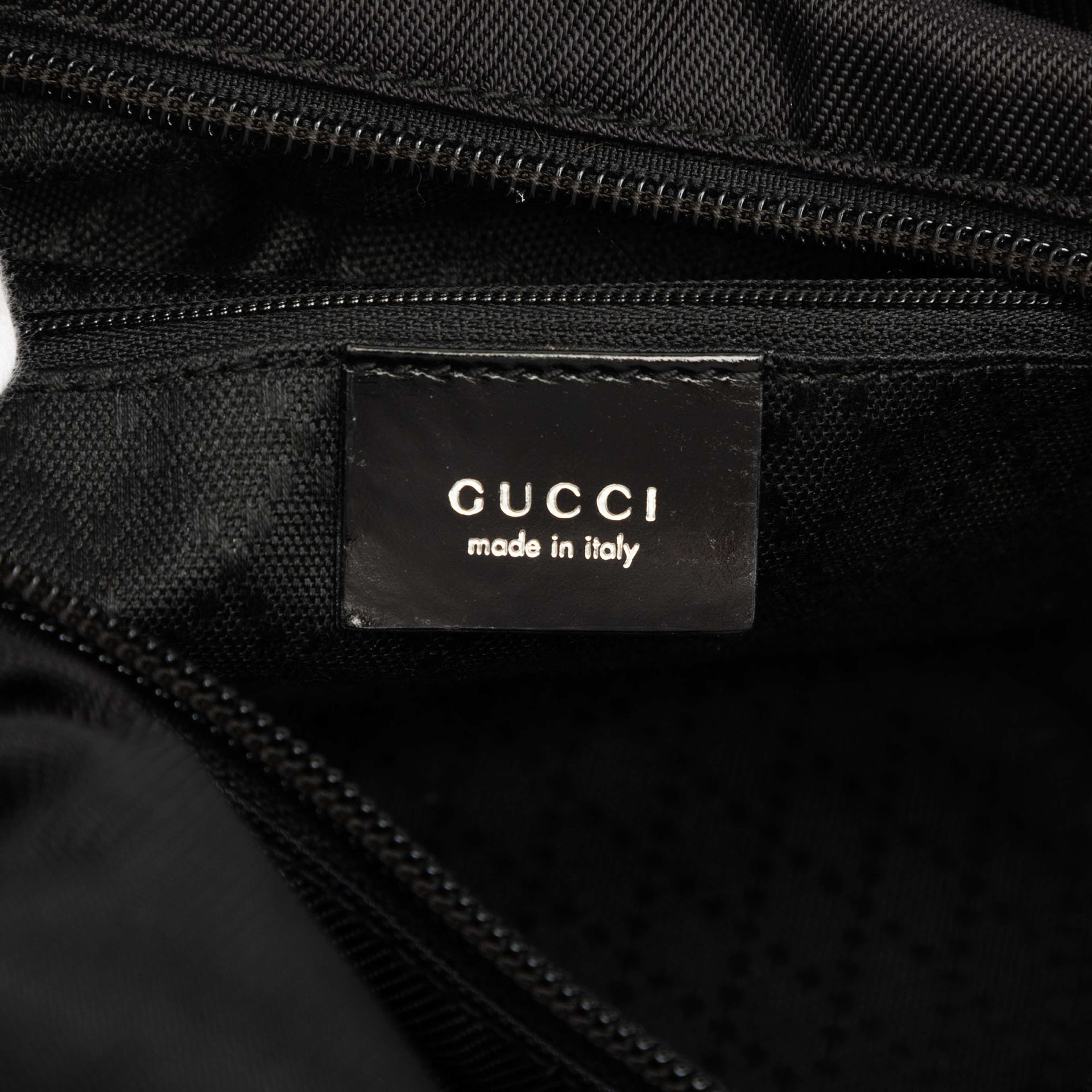 Gucci Nylon Bamboo Handbag, från Luxclusif, i färgen svart. Klicka för att öppna bilden i stort format