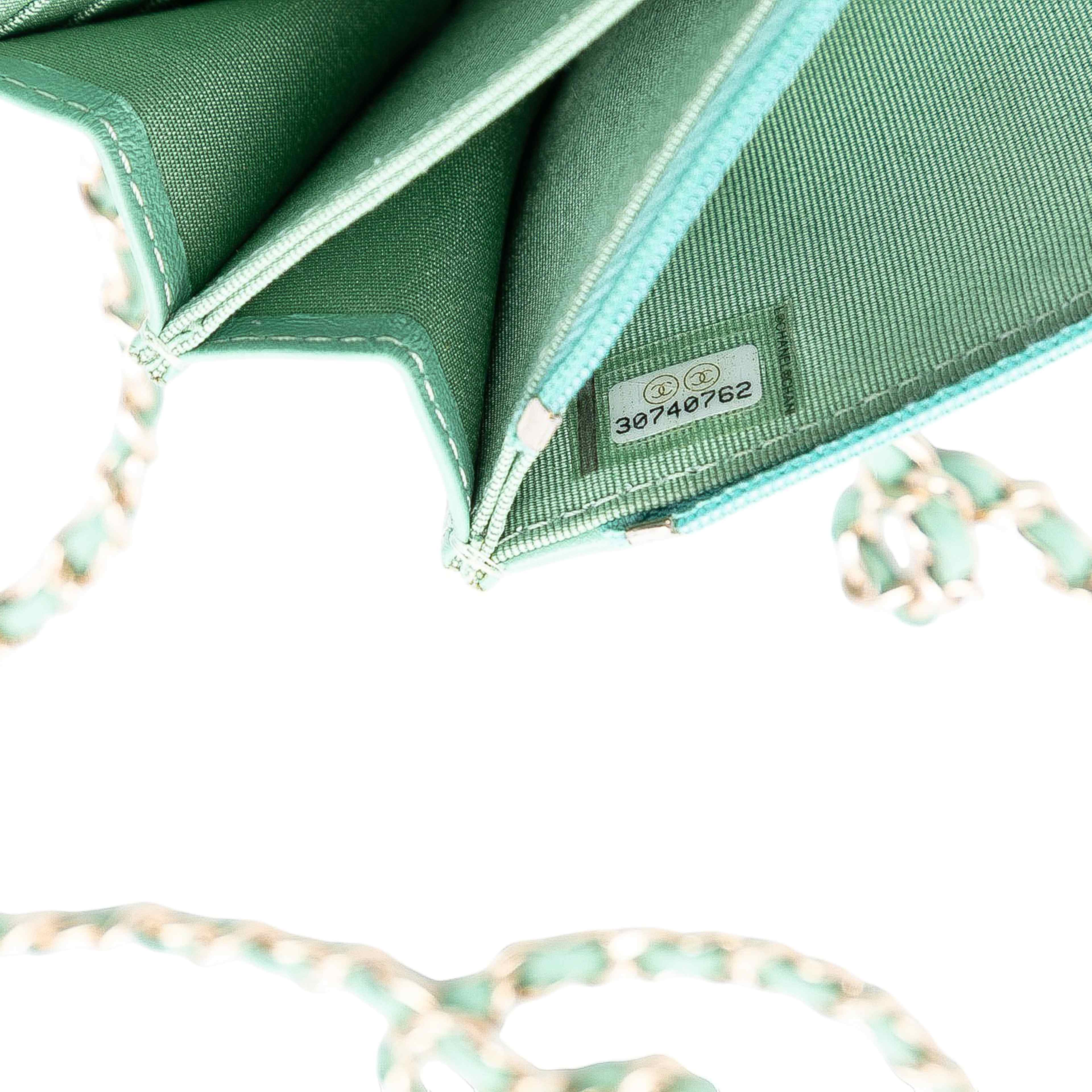 Chanel Mini Cc Quilted Lambskin Wallet On Chain, från Luxclusif, i färgen light green. Klicka för att öppna bilden i stort format