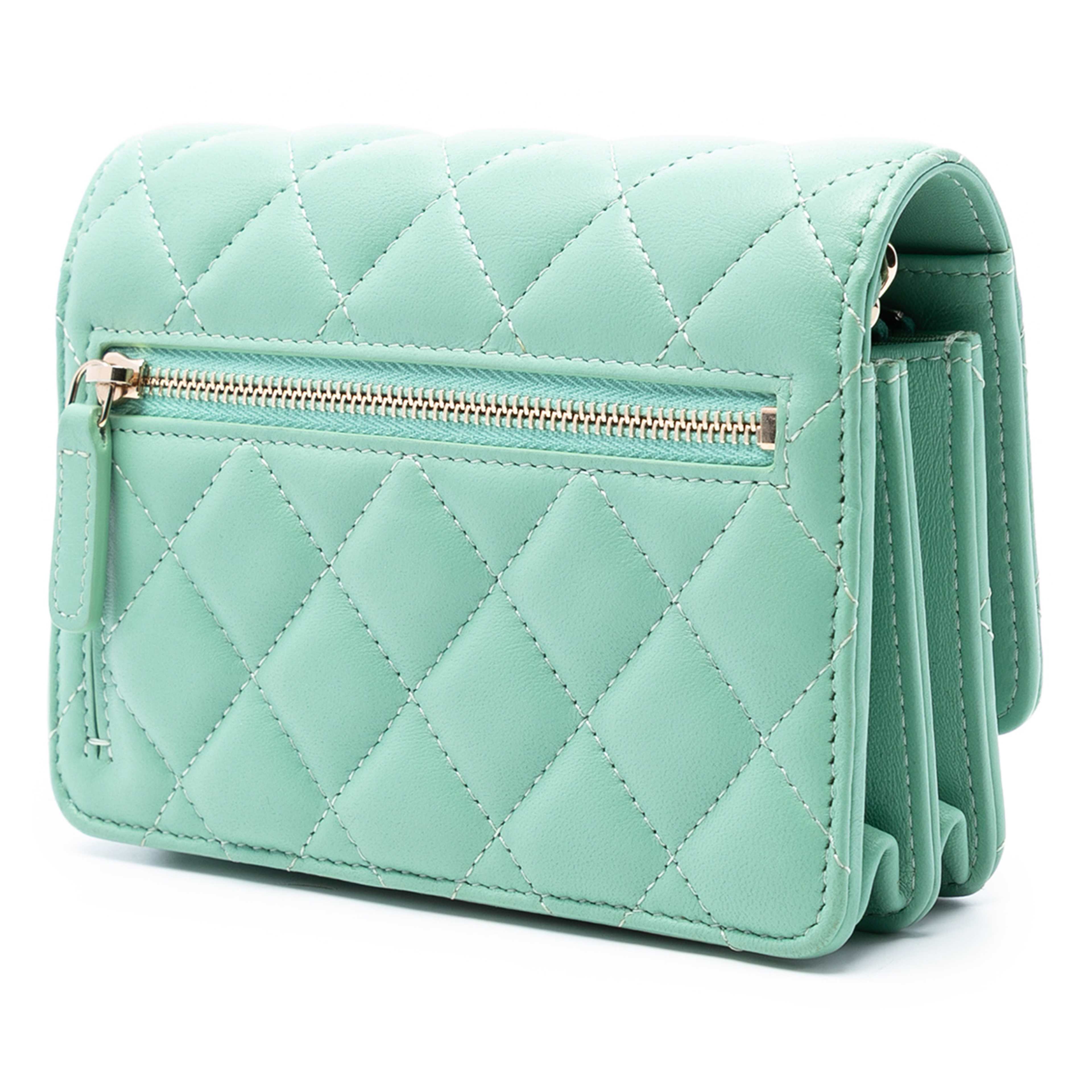 Chanel Mini Cc Quilted Lambskin Wallet On Chain, från Luxclusif, i färgen light green. Klicka för att öppna bilden i stort format