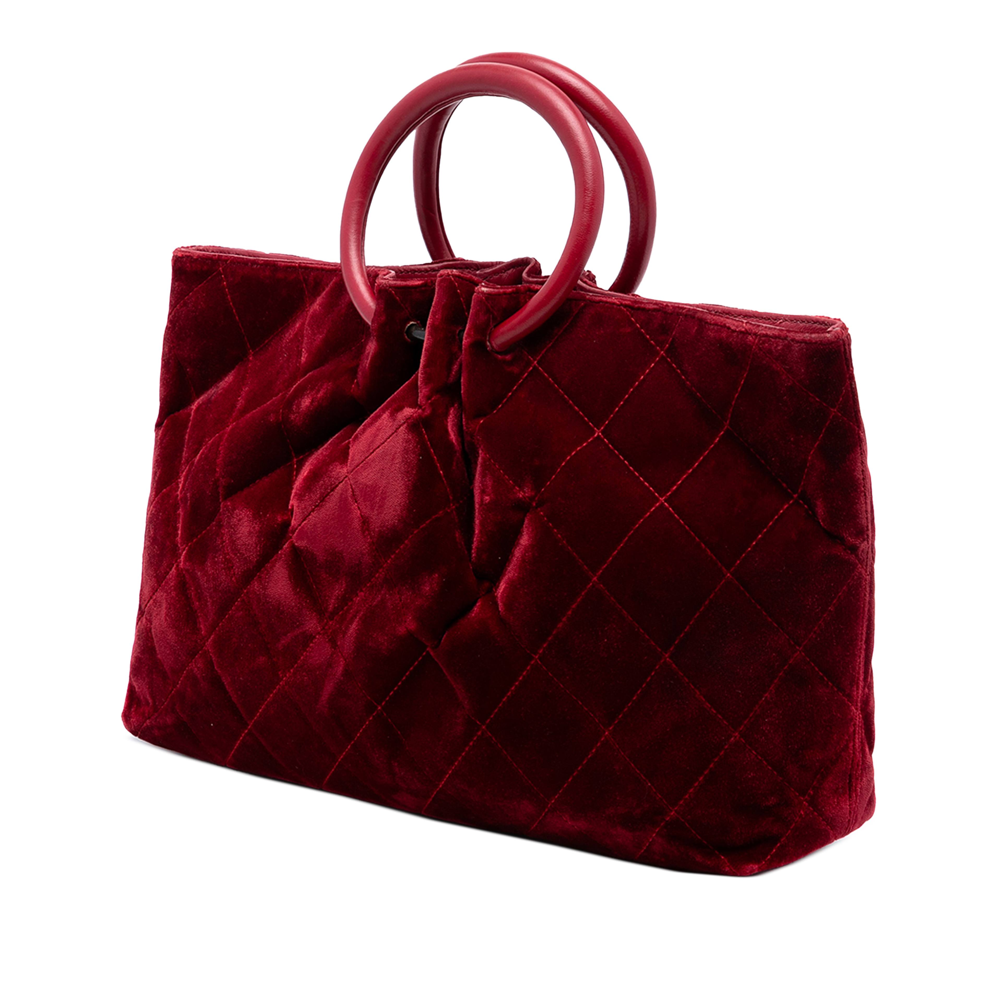Chanel Cc Quilted Velvet Top Handle Bag, från Luxclusif, i färgen röd. Klicka för att öppna bilden i stort format
