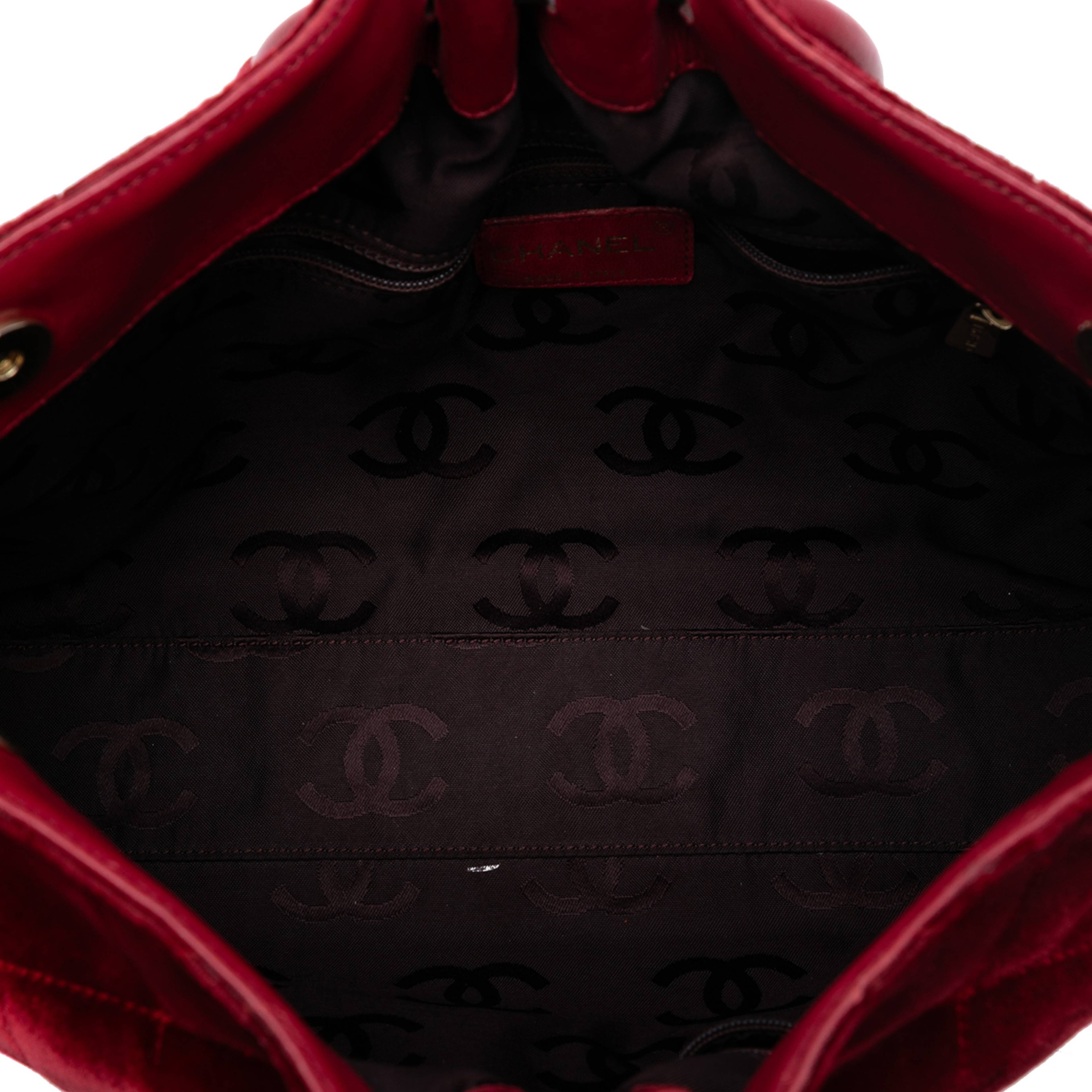 Chanel Cc Quilted Velvet Top Handle Bag, från Luxclusif, i färgen burgundy. Klicka för att öppna bilden i stort format