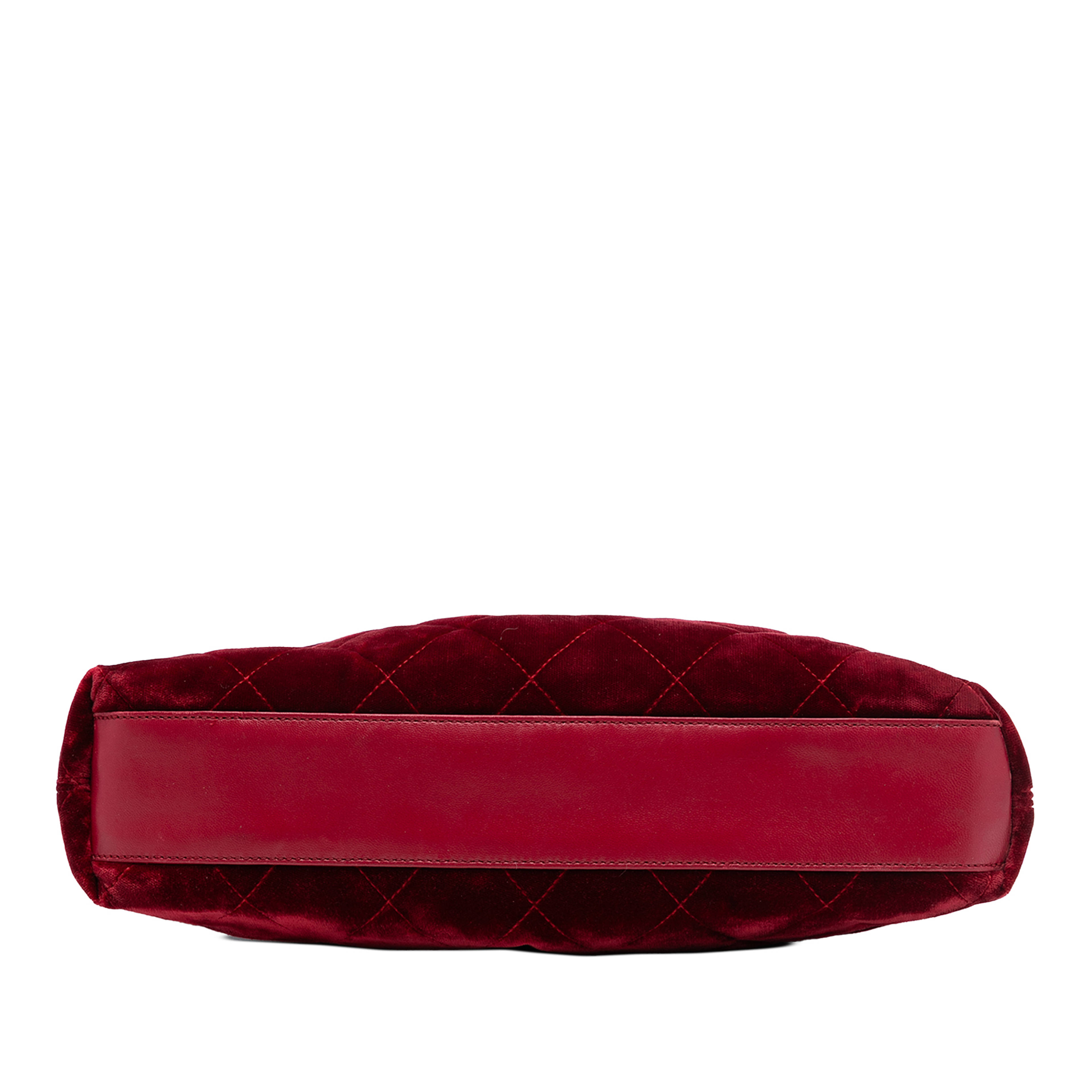 Chanel Cc Quilted Velvet Top Handle Bag, från Luxclusif, i färgen burgundy. Klicka för att öppna bilden i stort format
