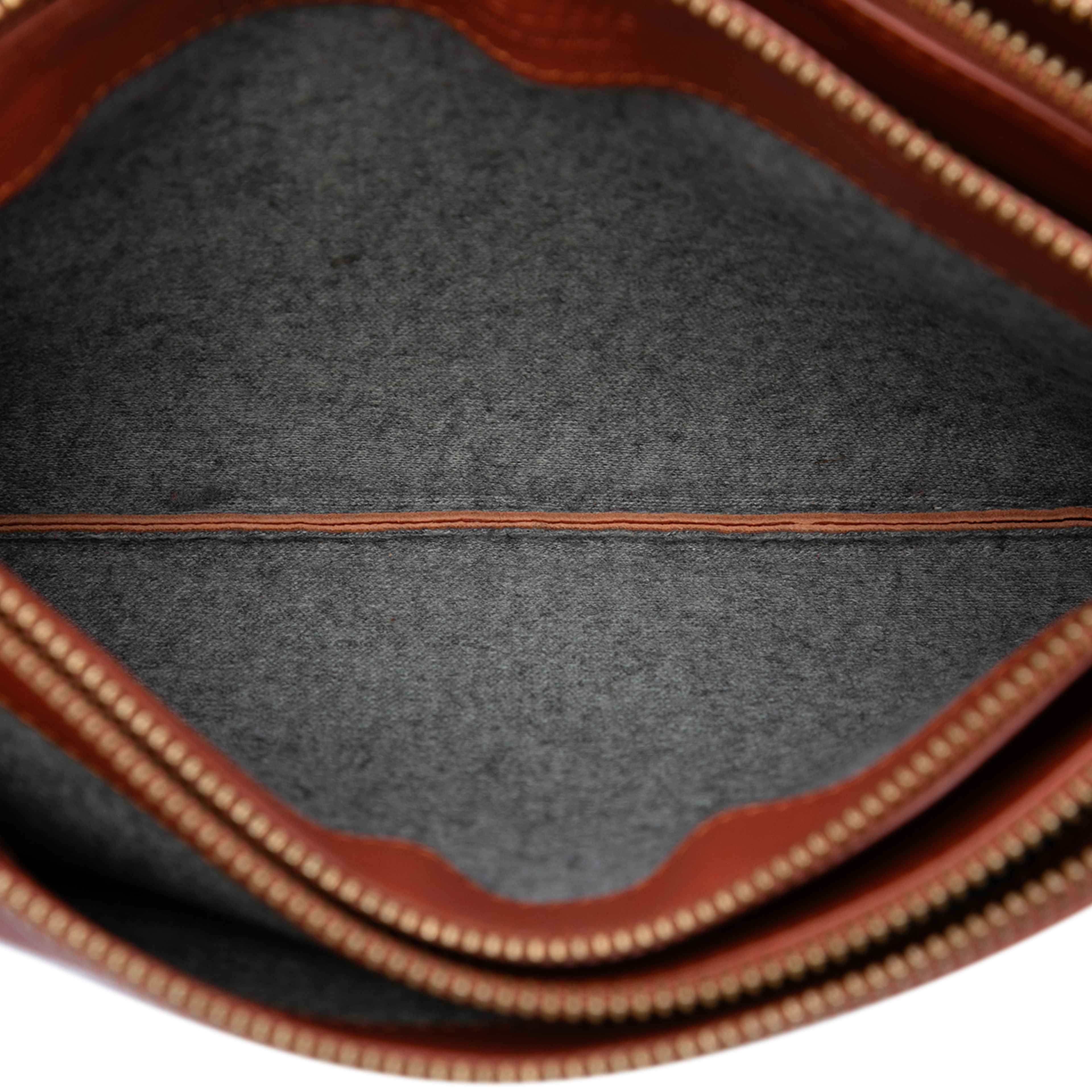 Celine Large Lambskin Trio Crossbody, från Luxclusif, i färgen röd. Klicka för att öppna bilden i stort format