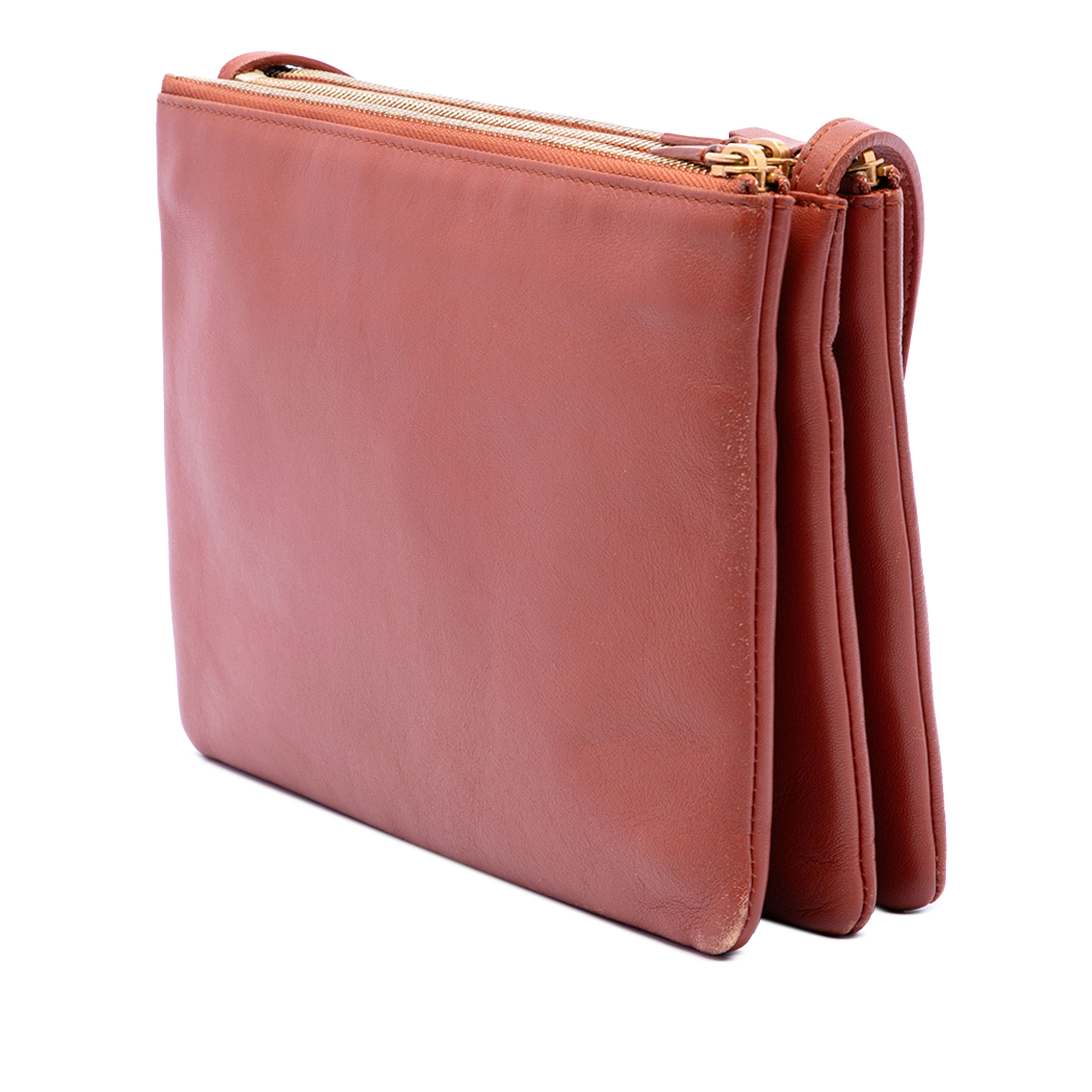 Celine Large Lambskin Trio Crossbody, från Luxclusif, i färgen röd. Klicka för att öppna bilden i stort format