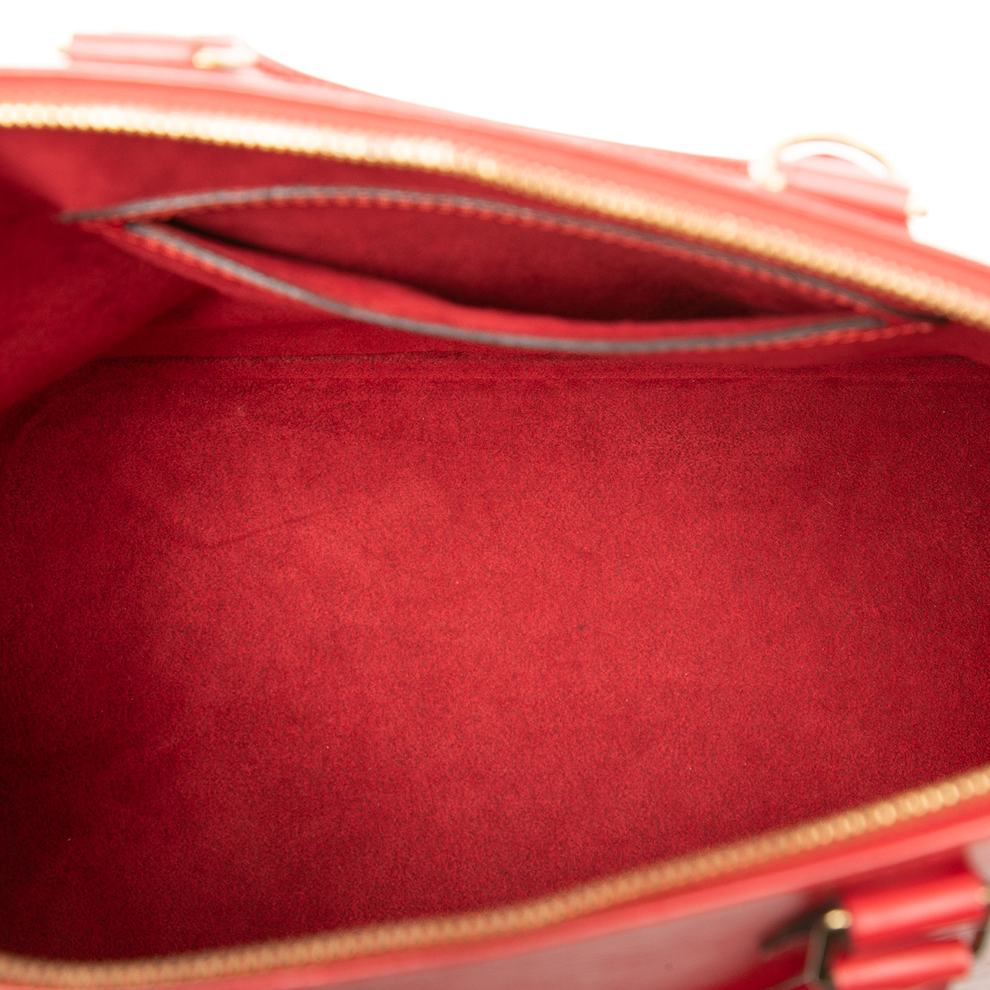 Louis Vuitton Epi Alma Pm, från Luxclusif, i färgen röd. Klicka för att öppna bilden i stort format