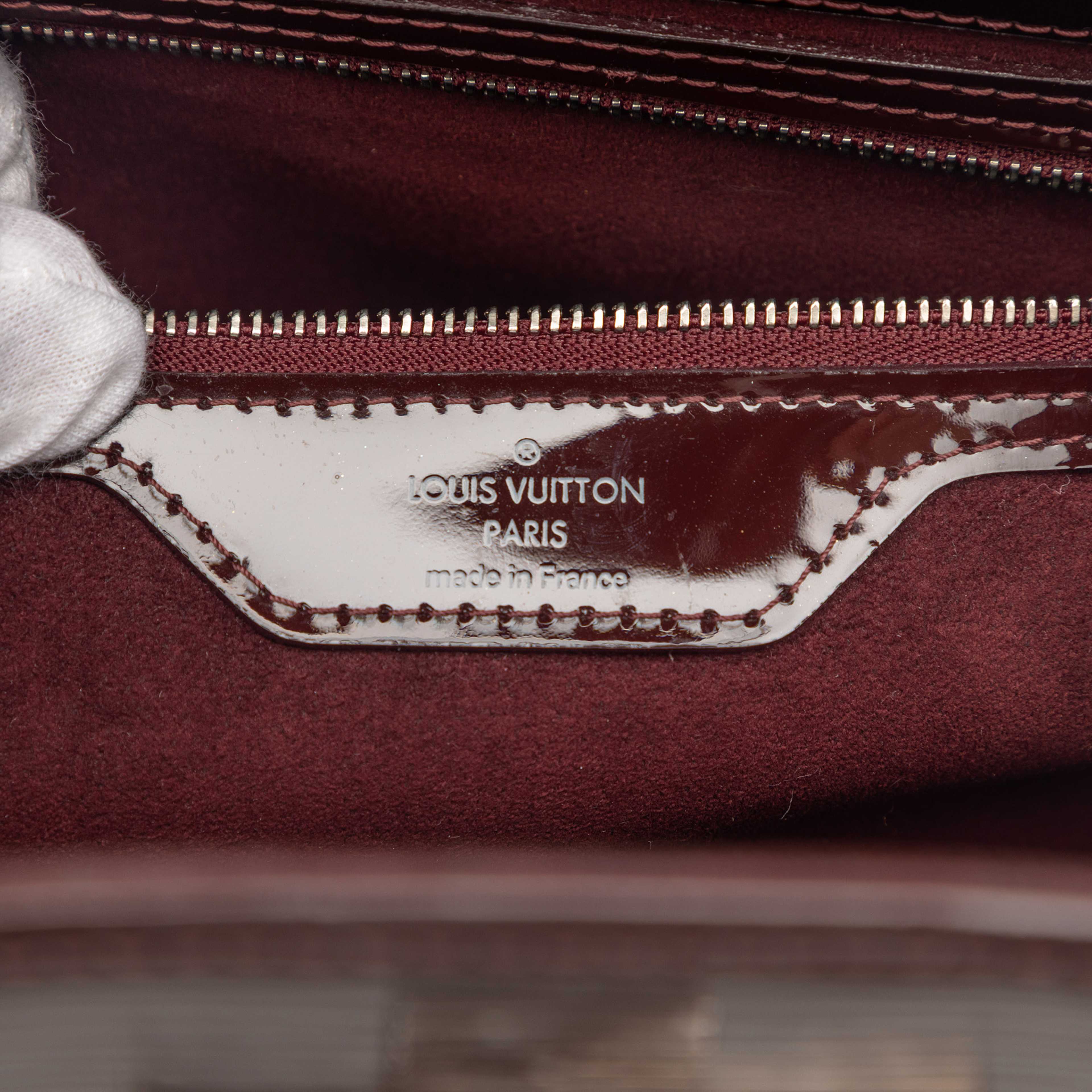 Louis Vuitton Electric Epi Mirabeau Gm, från Luxclusif, i färgen plum. Klicka för att öppna bilden i stort format