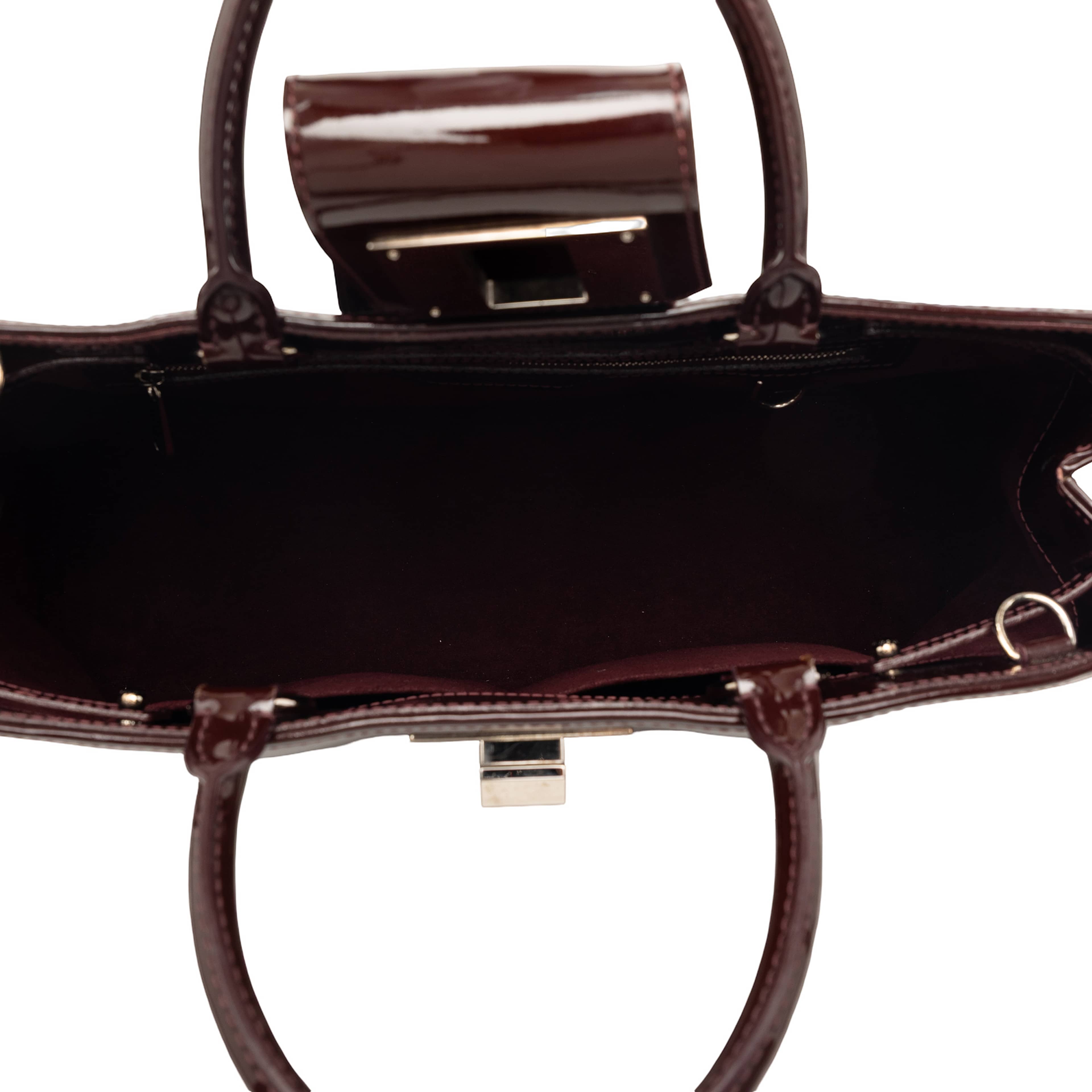 Louis Vuitton Electric Epi Mirabeau Gm, från Luxclusif, i färgen plum. Klicka för att öppna bilden i stort format