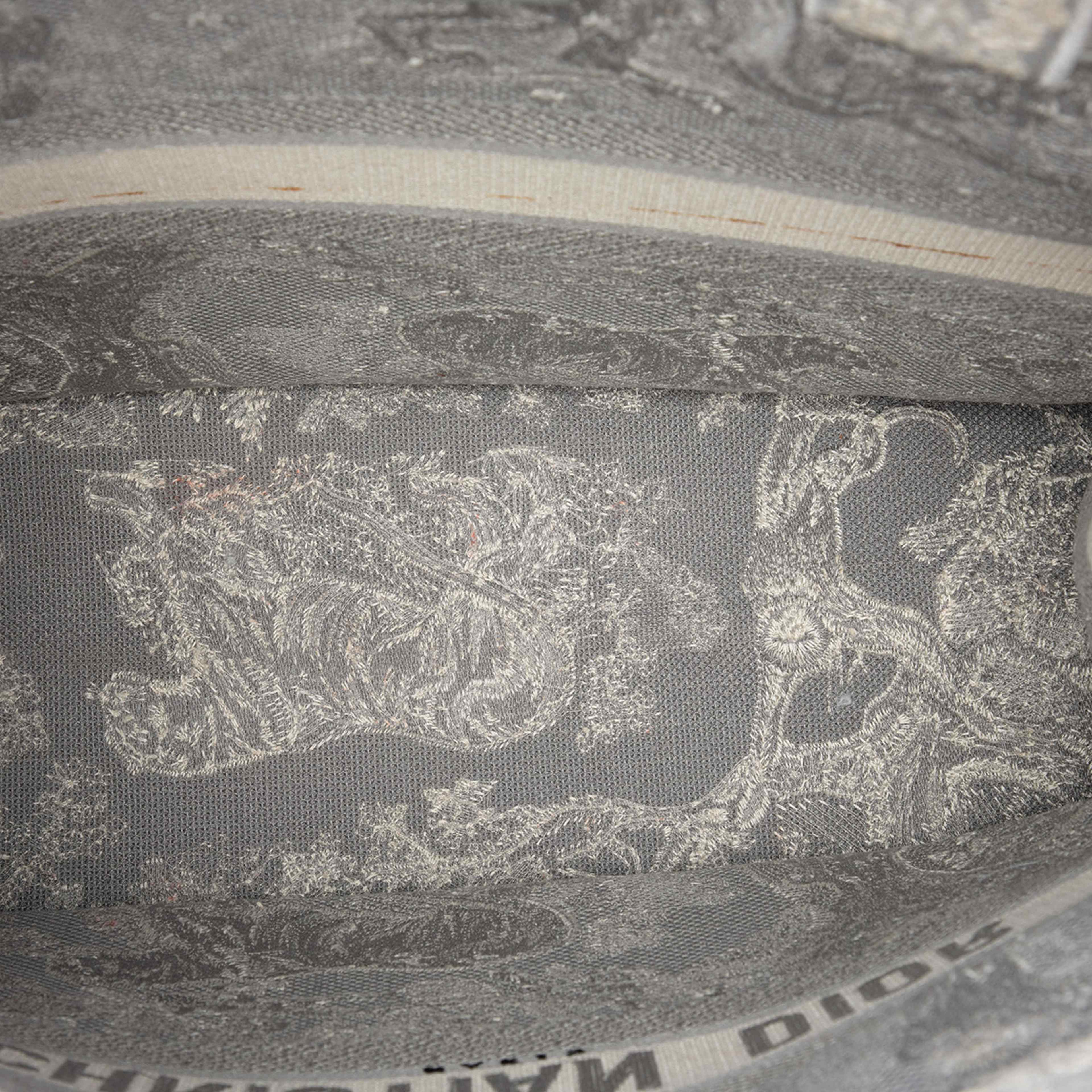 Dior Large Canvas Embroidered Dioriviera Toile De Jouy Book Tote, från Luxclusif, i färgen grå. Klicka för att öppna bilden i stort format