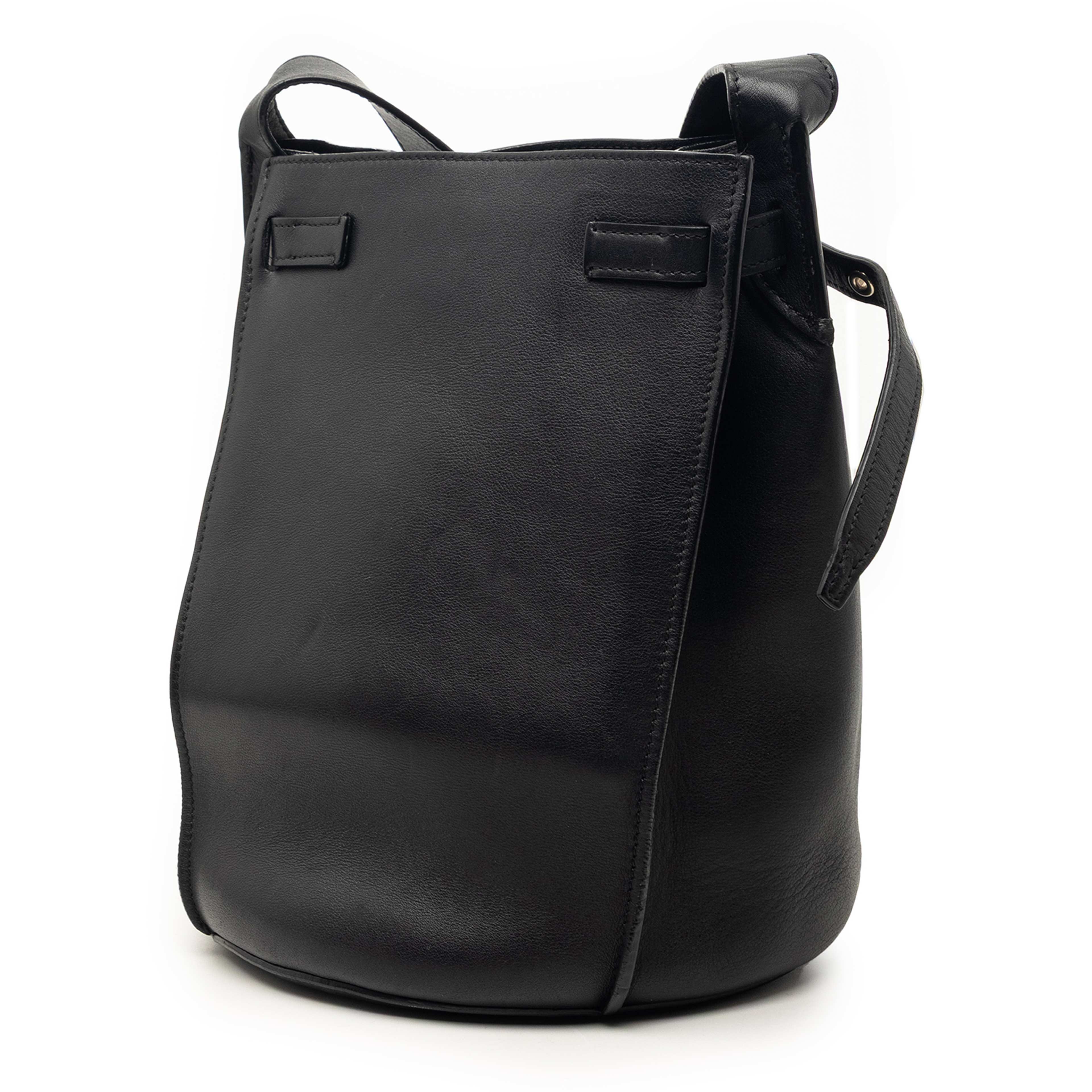 Celine Nano Leather Big Bag Bucket Crossbody, från Luxclusif, i färgen svart. Klicka för att öppna bilden i stort format