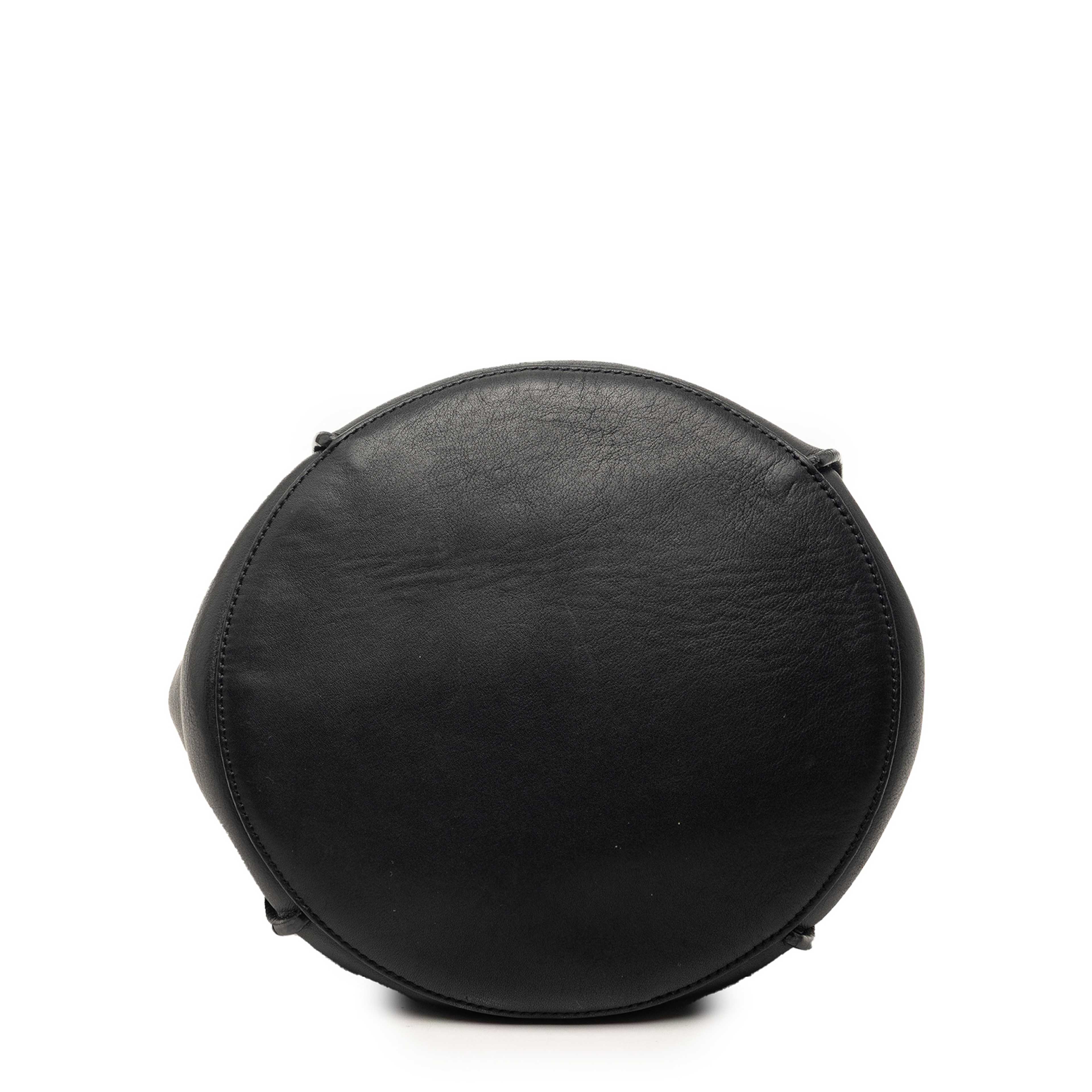 Celine Nano Leather Big Bag Bucket Crossbody, från Luxclusif, i färgen black. Klicka för att öppna bilden i stort format