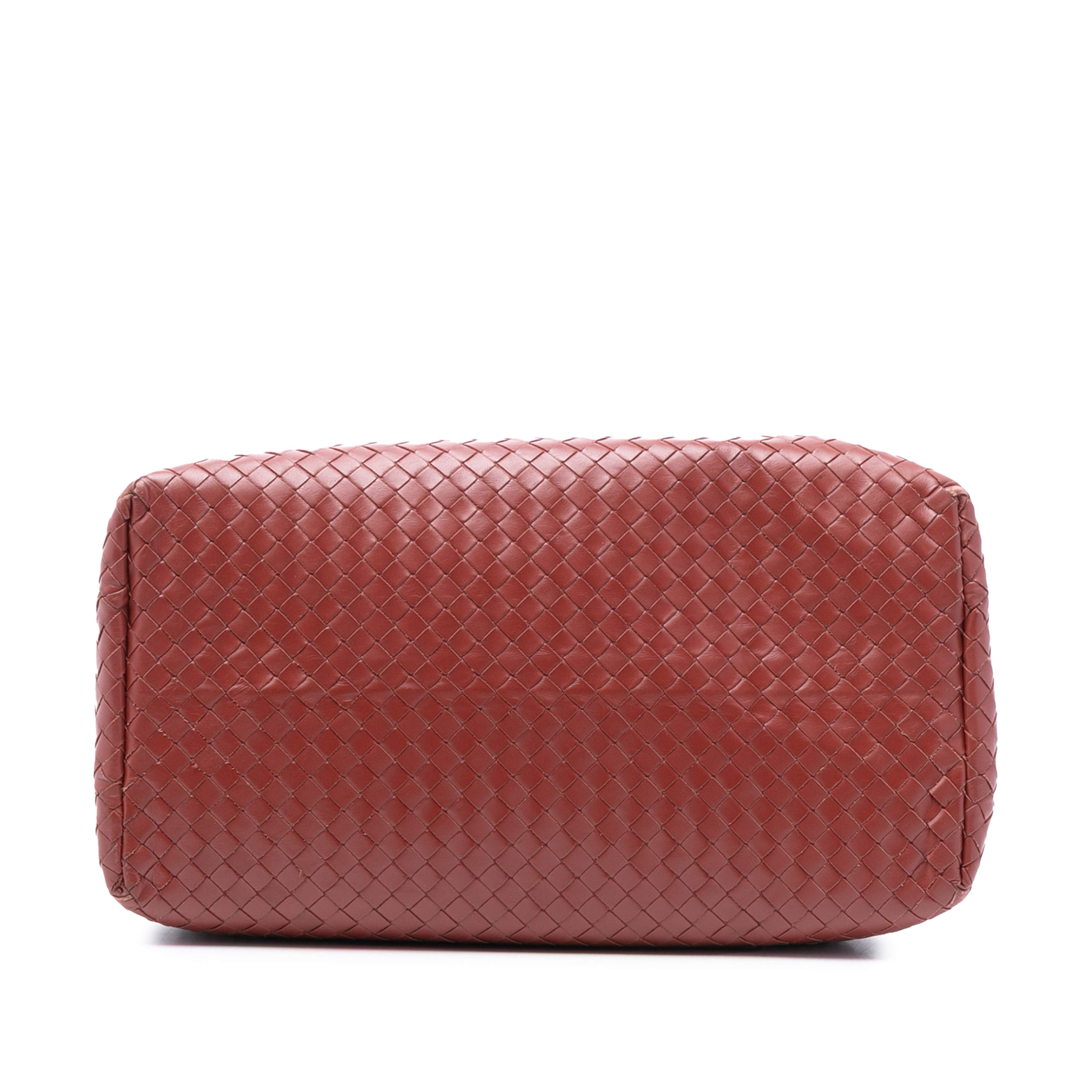 Bottega Veneta Medium Nappa Intrecciato Roma Tote, från Luxclusif, i färgen indian red. Klicka för att öppna bilden i stort format