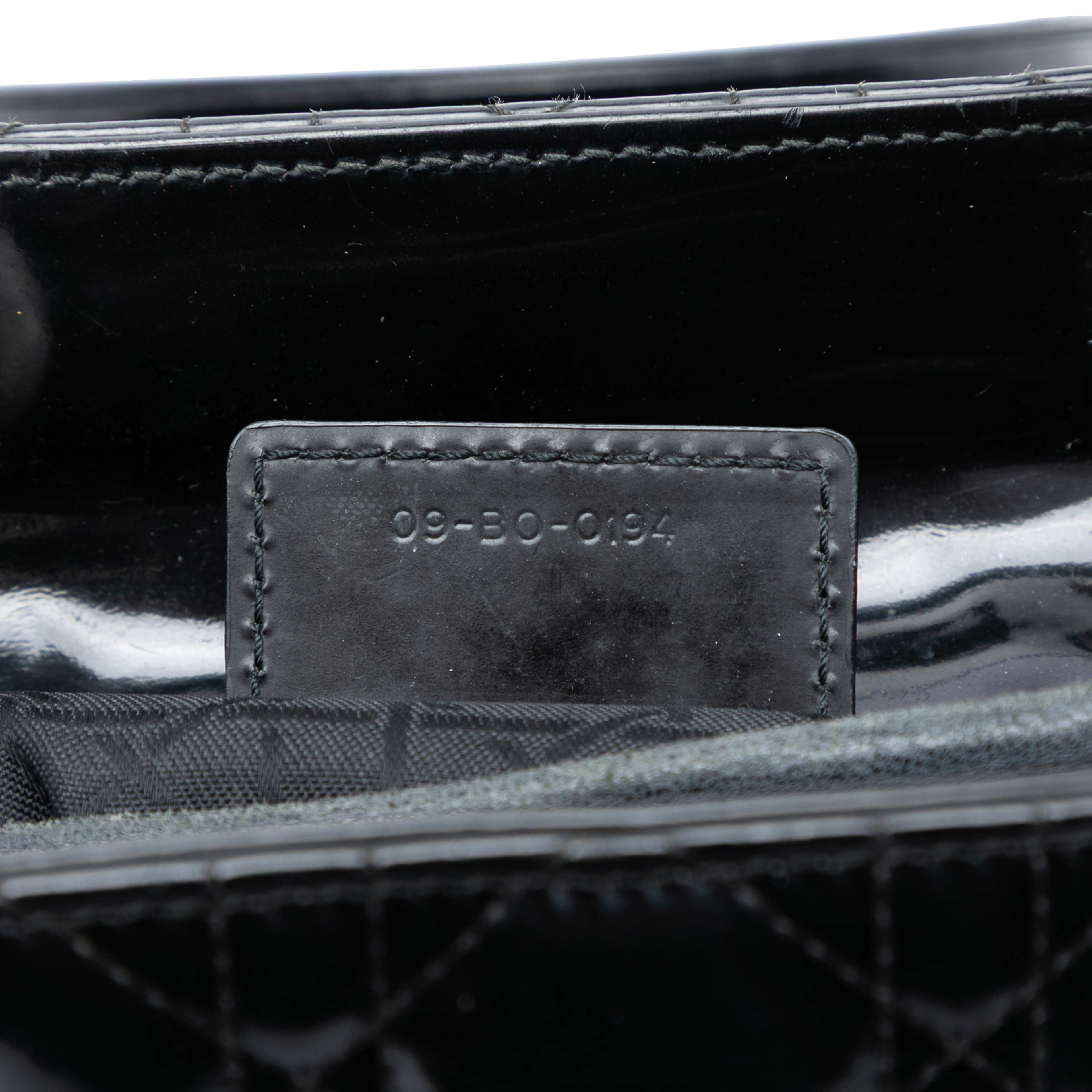 Dior Medium Patent Cannage Lady Dior, från Luxclusif, i färgen black. Klicka för att öppna bilden i stort format