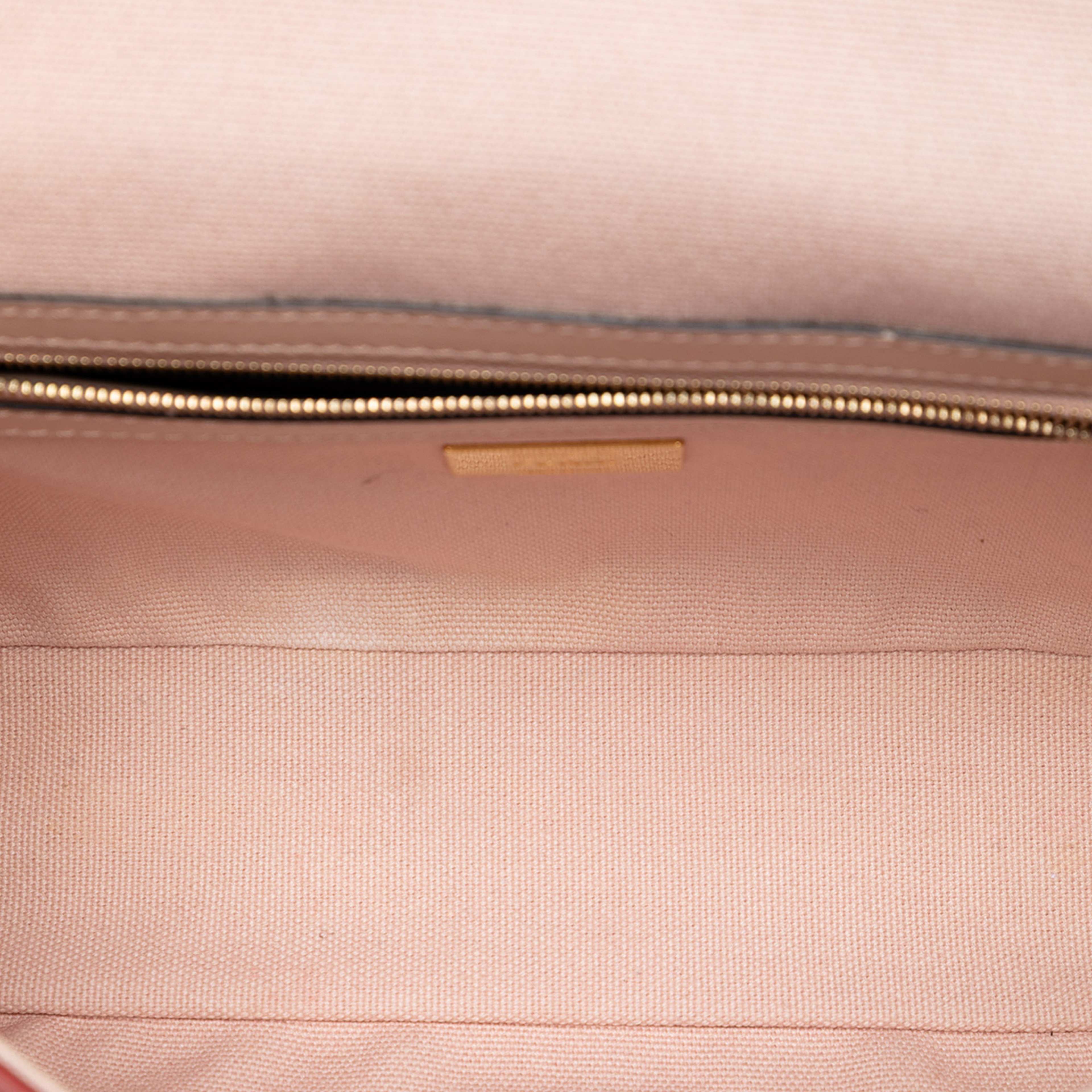 Fendi Zucca Embroidered Canvas Baguette Satchel, från Luxclusif, i färgen pink. Klicka för att öppna bilden i stort format